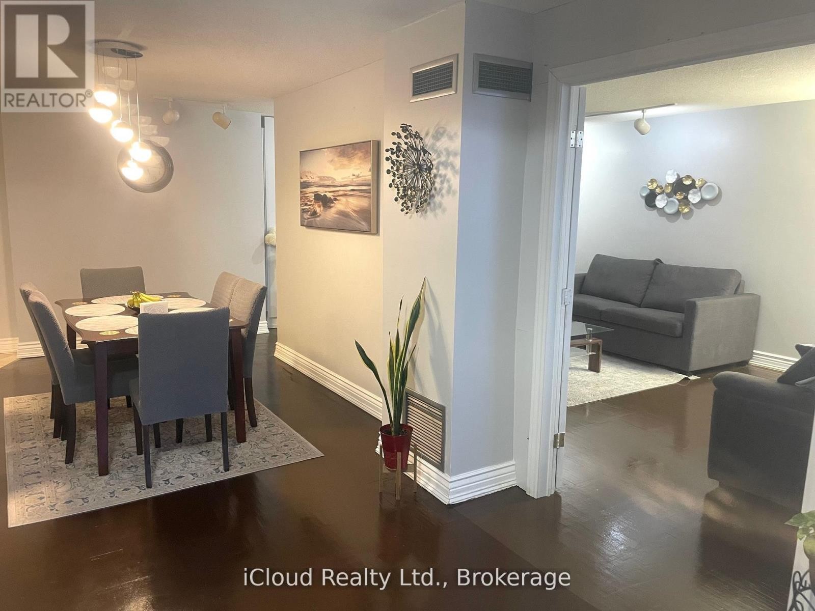 












3208 - 3650 KANEFF CRESCENT

,
Mississauga (Mississauga Valleys),




Ontario
L5A4A1

