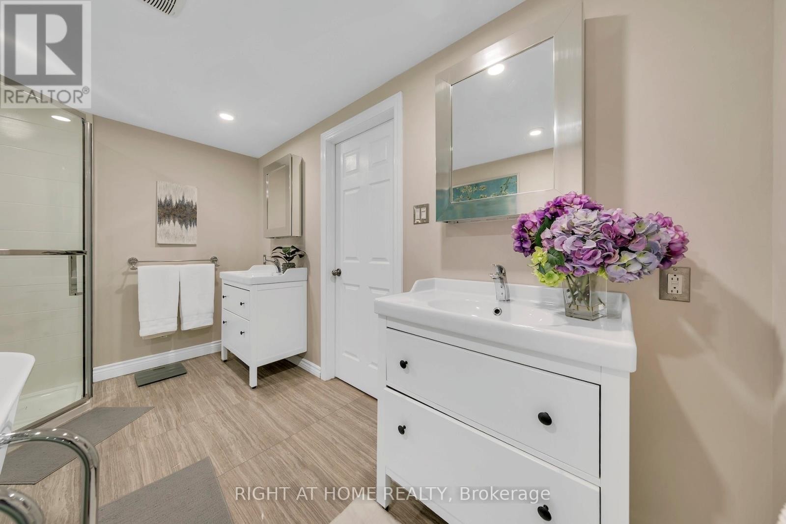 












17 - 1580 LANCASTER DRIVE

,
Oakville (FA Falgarwood),




Ontario
L6H2Z5

