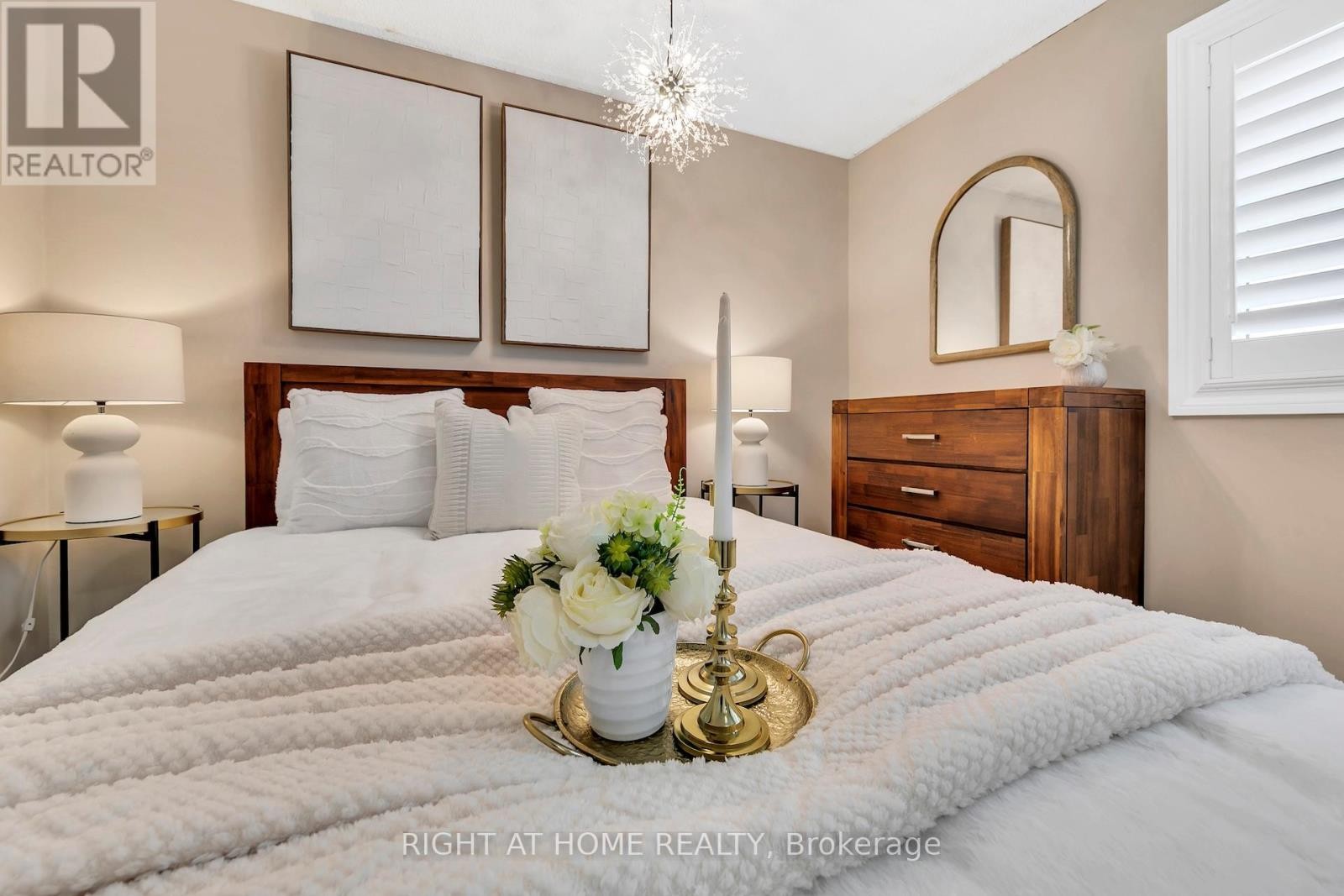 












17 - 1580 LANCASTER DRIVE

,
Oakville (FA Falgarwood),




Ontario
L6H2Z5

