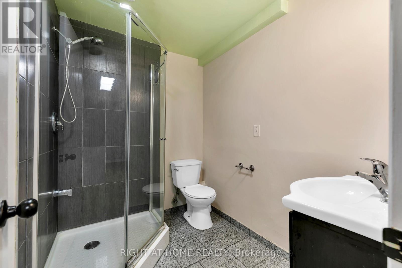 












17 - 1580 LANCASTER DRIVE

,
Oakville (FA Falgarwood),




Ontario
L6H2Z5

