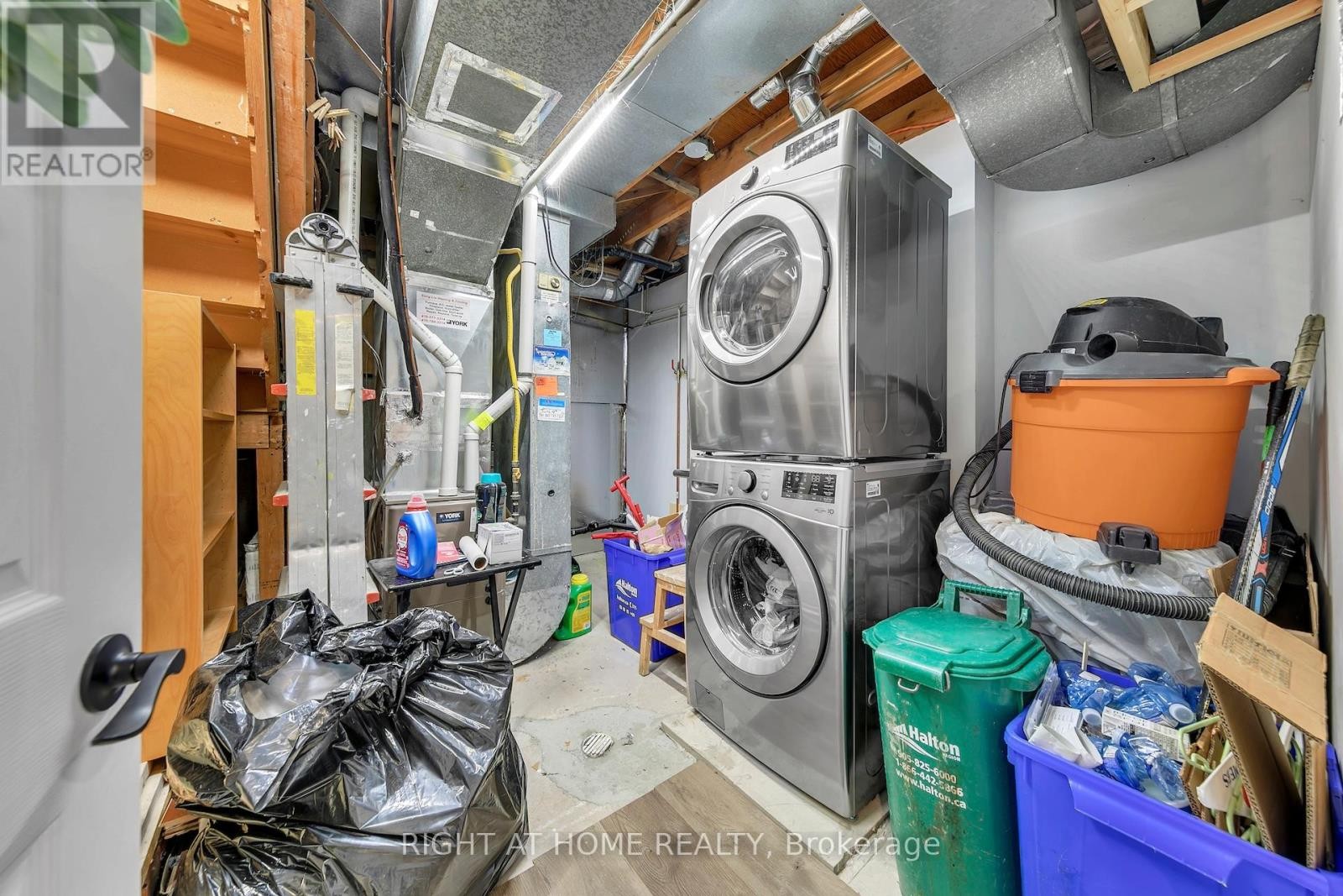 












17 - 1580 LANCASTER DRIVE

,
Oakville (FA Falgarwood),




Ontario
L6H2Z5

