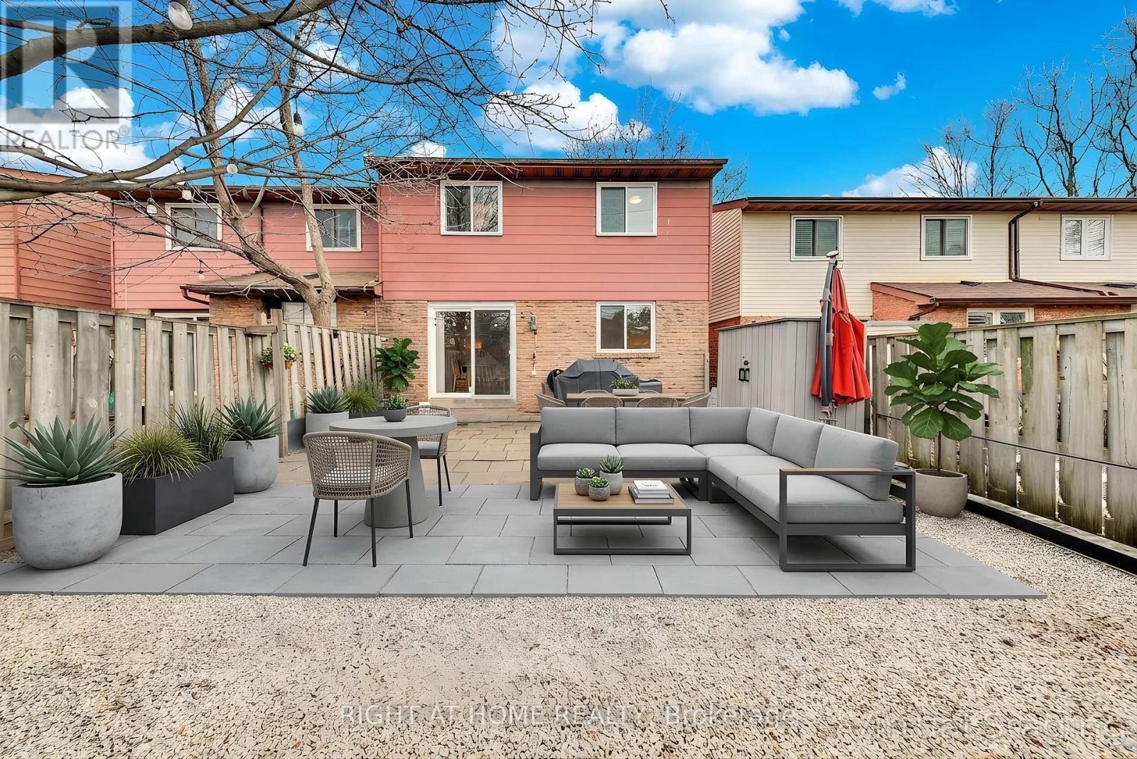 












17 - 1580 LANCASTER DRIVE

,
Oakville (FA Falgarwood),




Ontario
L6H2Z5

