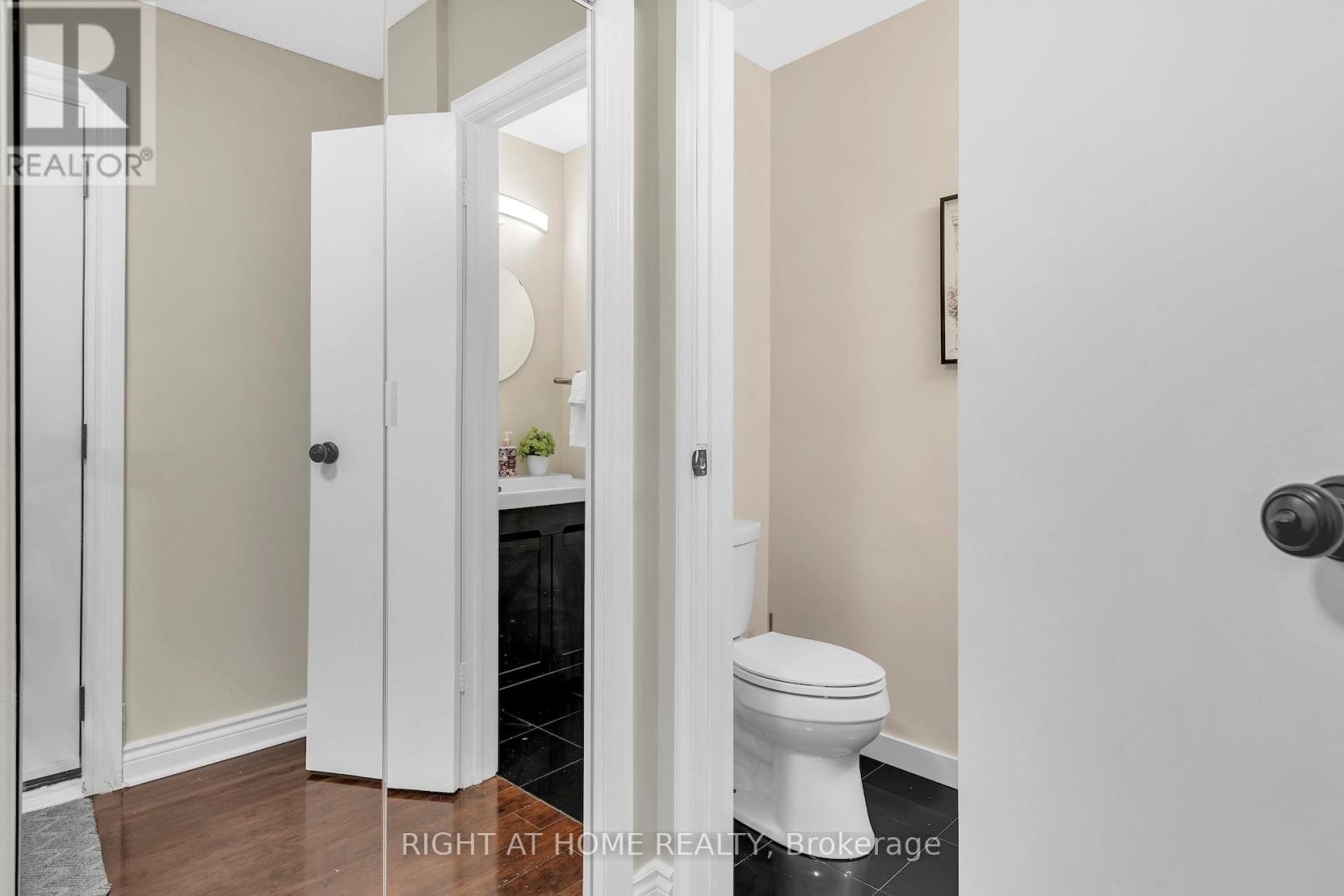 












17 - 1580 LANCASTER DRIVE

,
Oakville (FA Falgarwood),




Ontario
L6H2Z5

