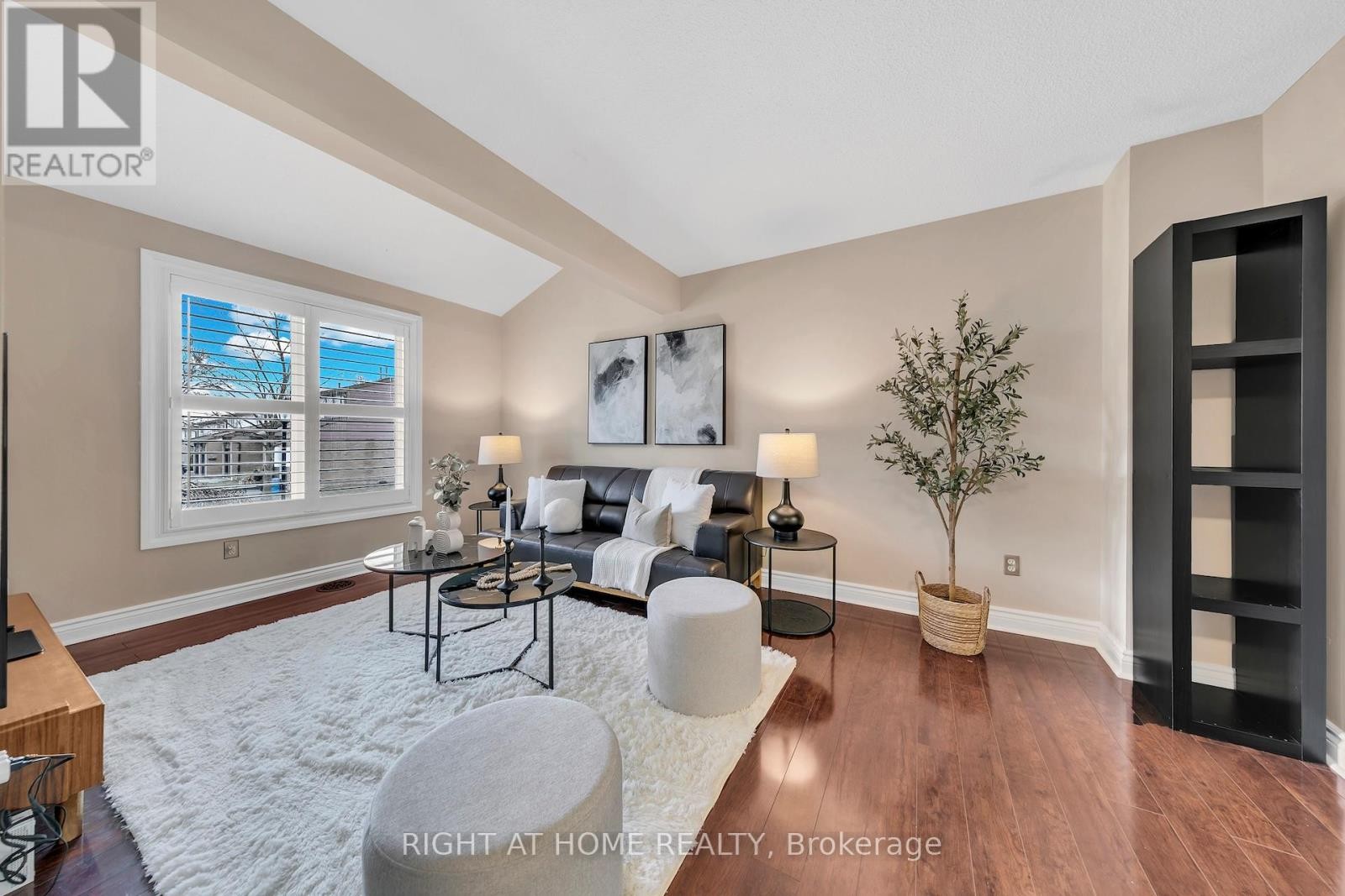 












17 - 1580 LANCASTER DRIVE

,
Oakville (FA Falgarwood),




Ontario
L6H2Z5

