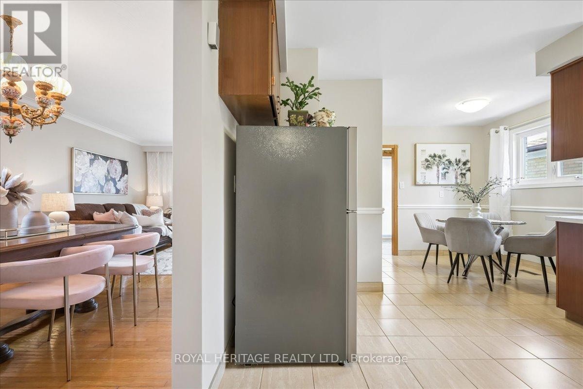 












297 DRIFTWOOD AVENUE

,
Toronto (Black Creek),




Ontario
M3N2N6

