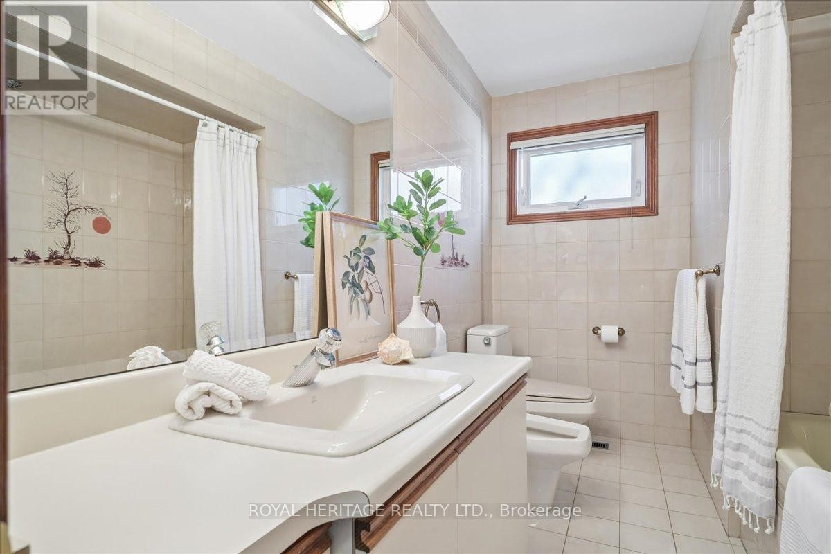 












297 DRIFTWOOD AVENUE

,
Toronto (Black Creek),




Ontario
M3N2N6

