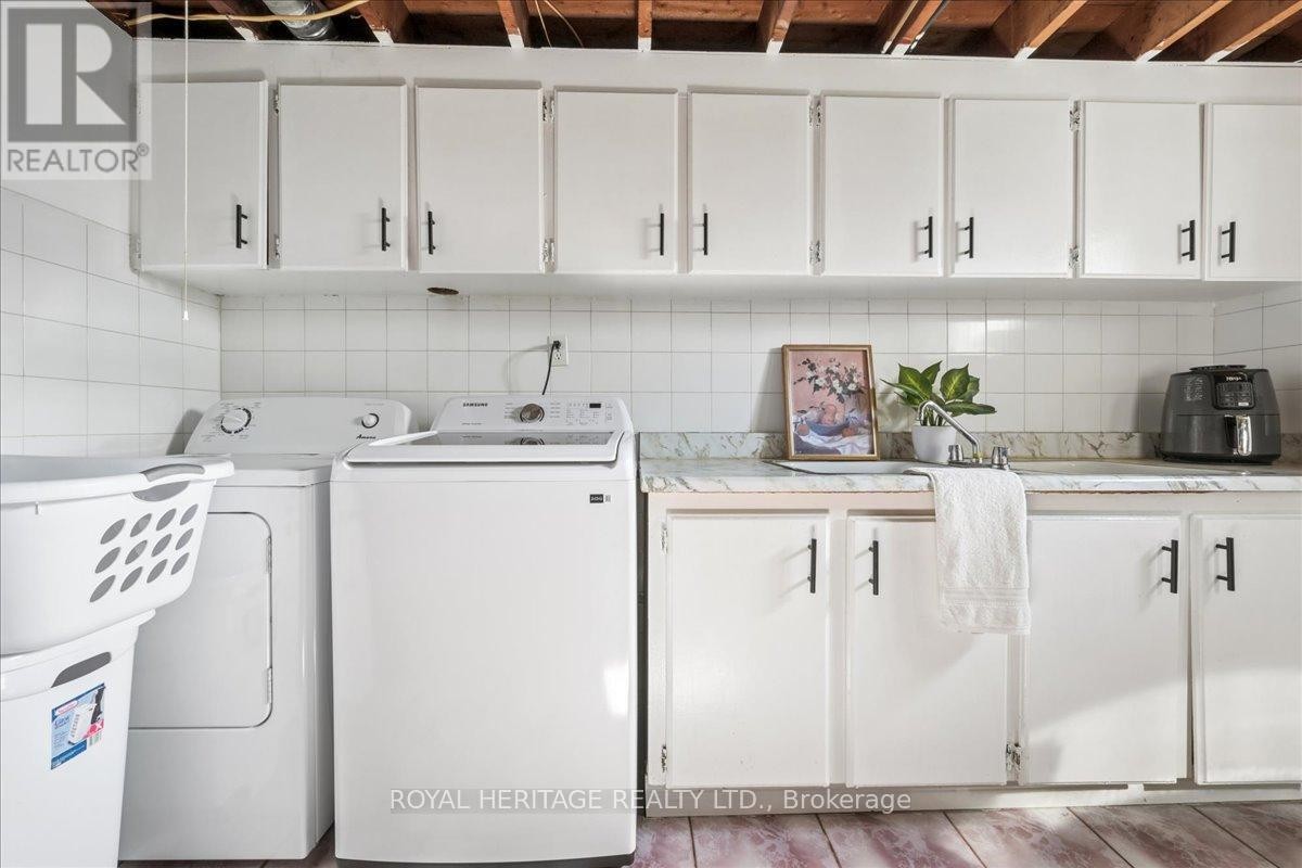 












297 DRIFTWOOD AVENUE

,
Toronto (Black Creek),




Ontario
M3N2N6

