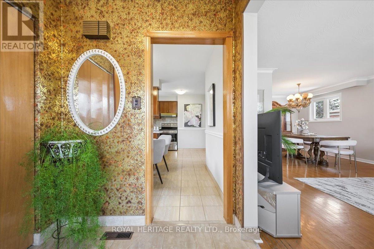 












297 DRIFTWOOD AVENUE

,
Toronto (Black Creek),




Ontario
M3N2N6

