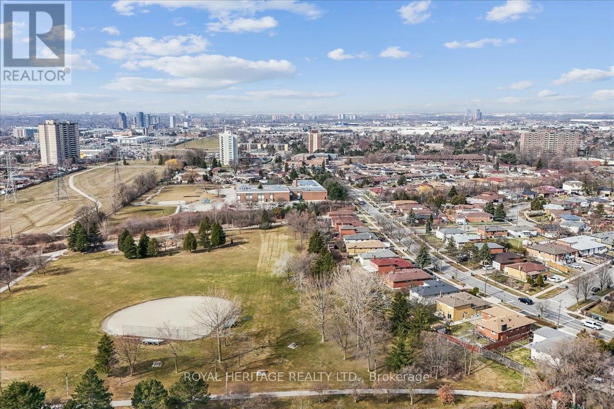 












297 DRIFTWOOD AVENUE

,
Toronto (Black Creek),




Ontario
M3N2N6

