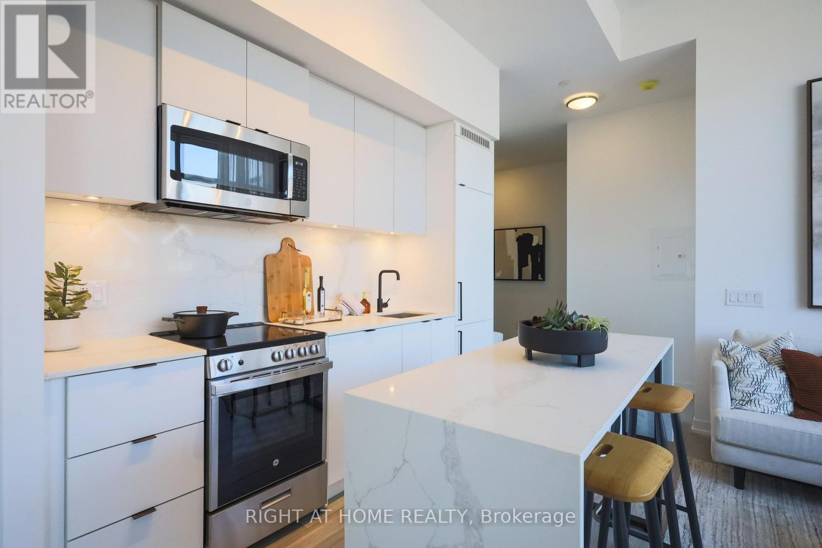 












204 - 285 DUFFERIN STREET

,
Toronto (South Parkdale),




Ontario
M6K1E6

