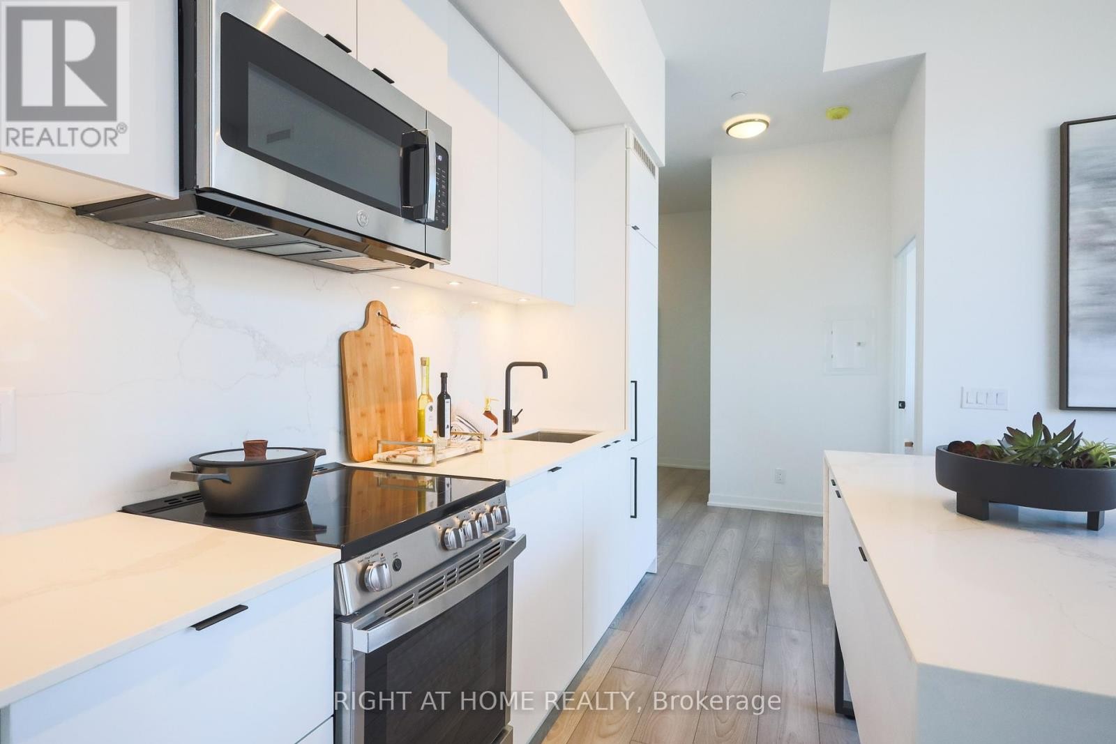 












204 - 285 DUFFERIN STREET

,
Toronto (South Parkdale),




Ontario
M6K1E6

