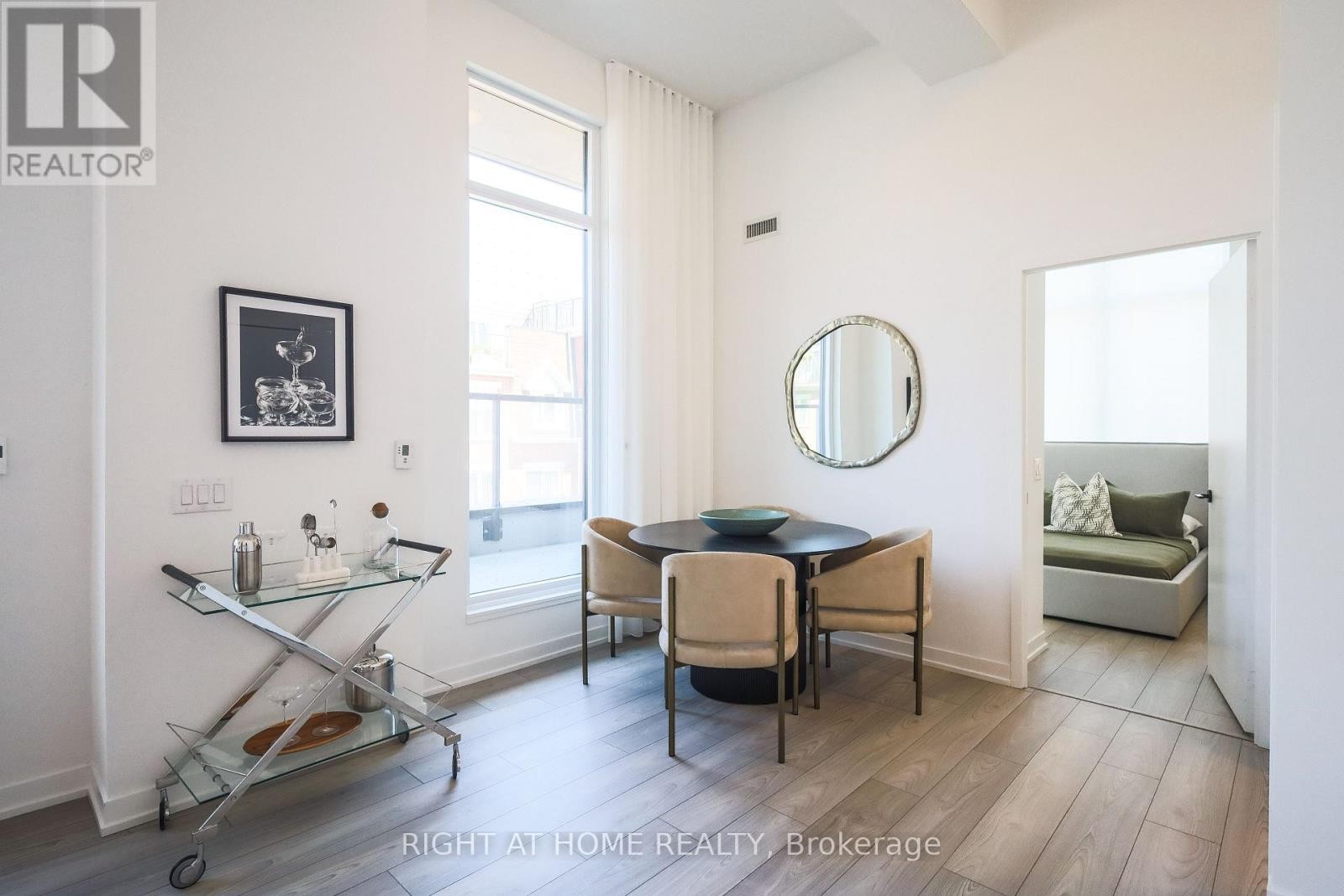 












204 - 285 DUFFERIN STREET

,
Toronto (South Parkdale),




Ontario
M6K1E6

