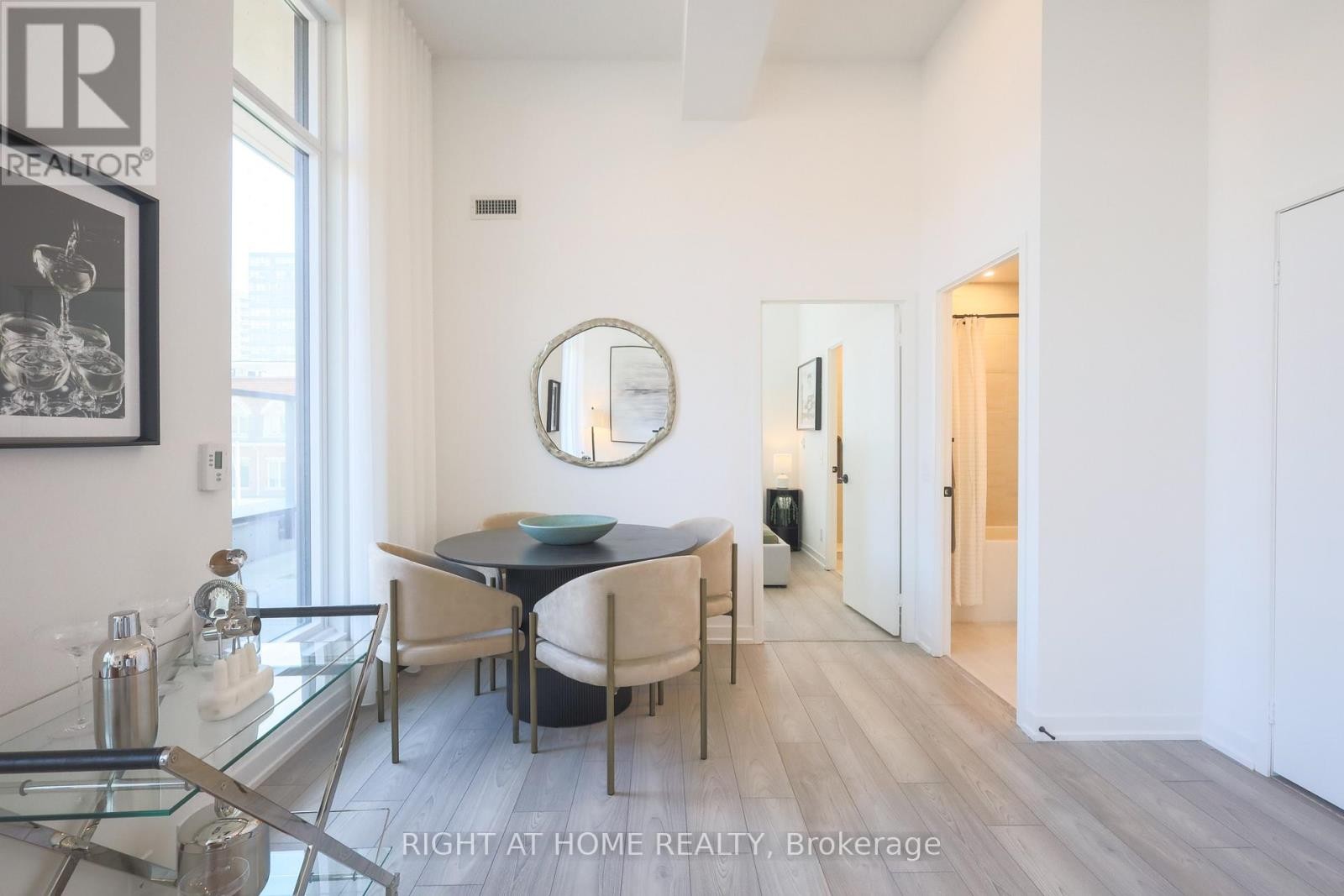 












204 - 285 DUFFERIN STREET

,
Toronto (South Parkdale),




Ontario
M6K1E6

