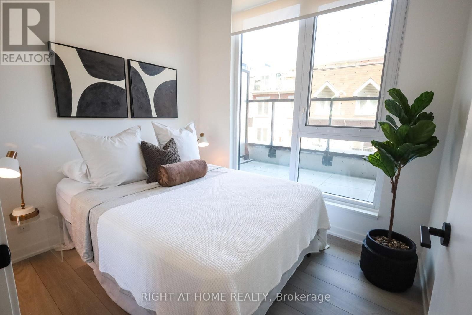 












204 - 285 DUFFERIN STREET

,
Toronto (South Parkdale),




Ontario
M6K1E6

