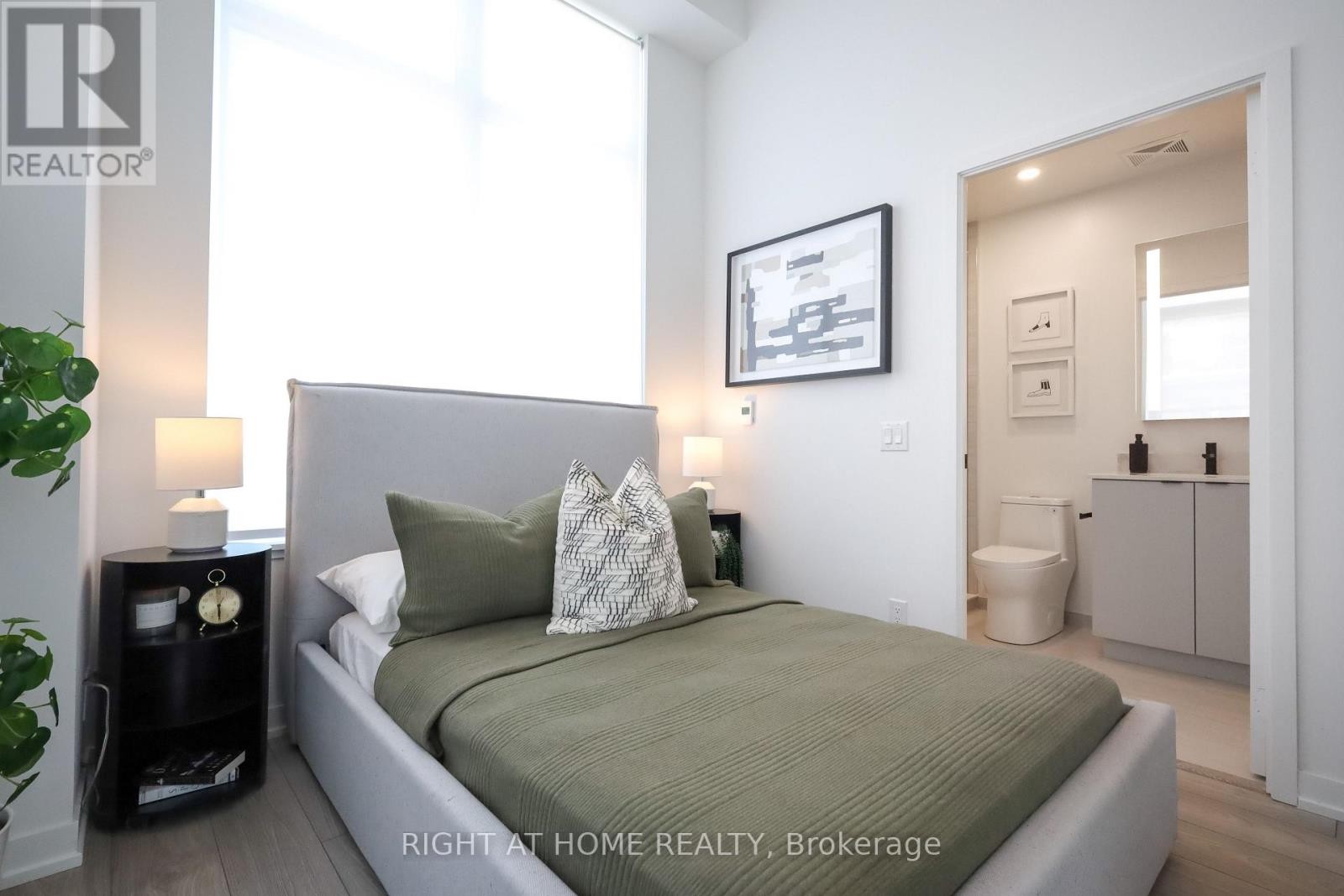 












204 - 285 DUFFERIN STREET

,
Toronto (South Parkdale),




Ontario
M6K1E6

