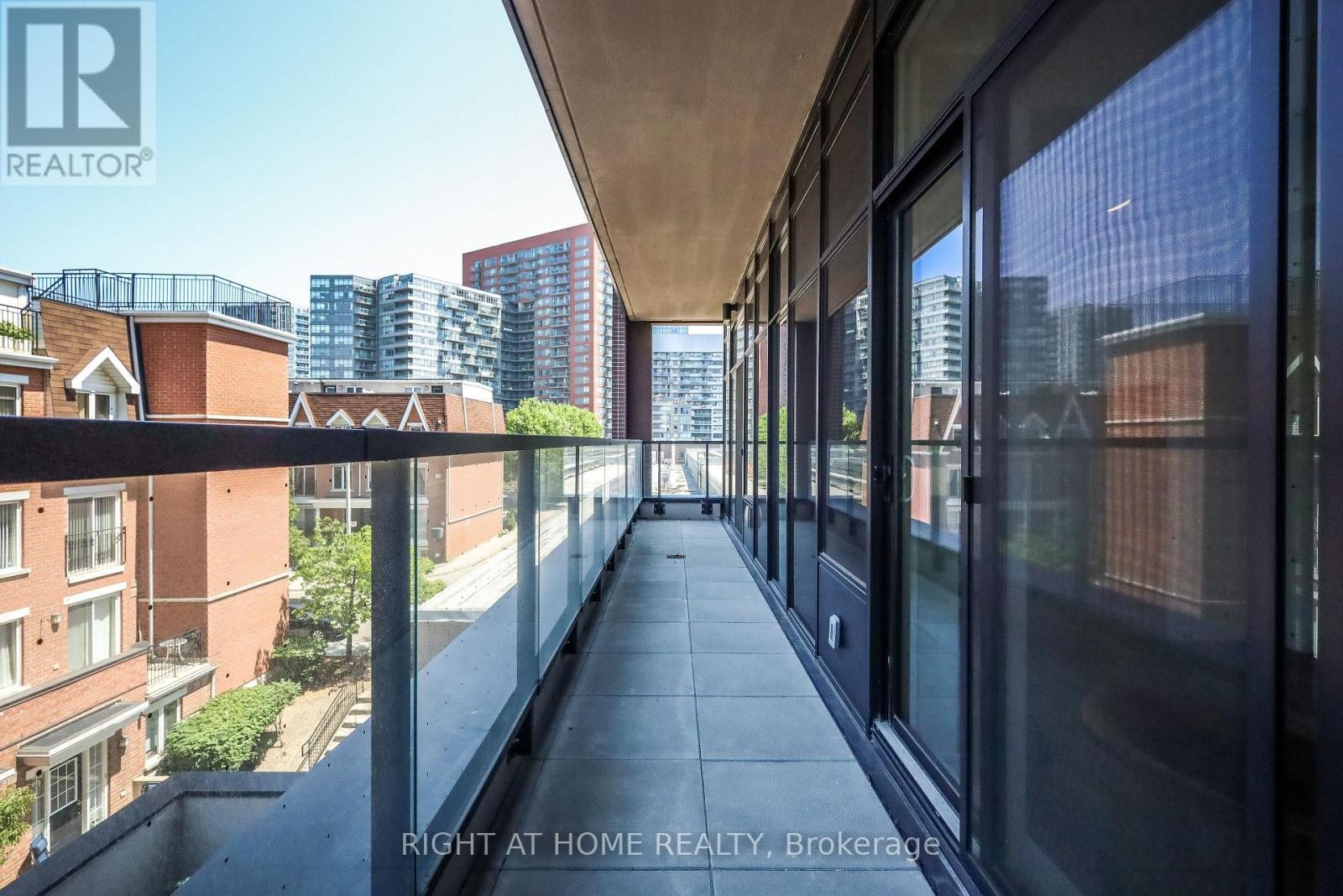 












204 - 285 DUFFERIN STREET

,
Toronto (South Parkdale),




Ontario
M6K1E6

