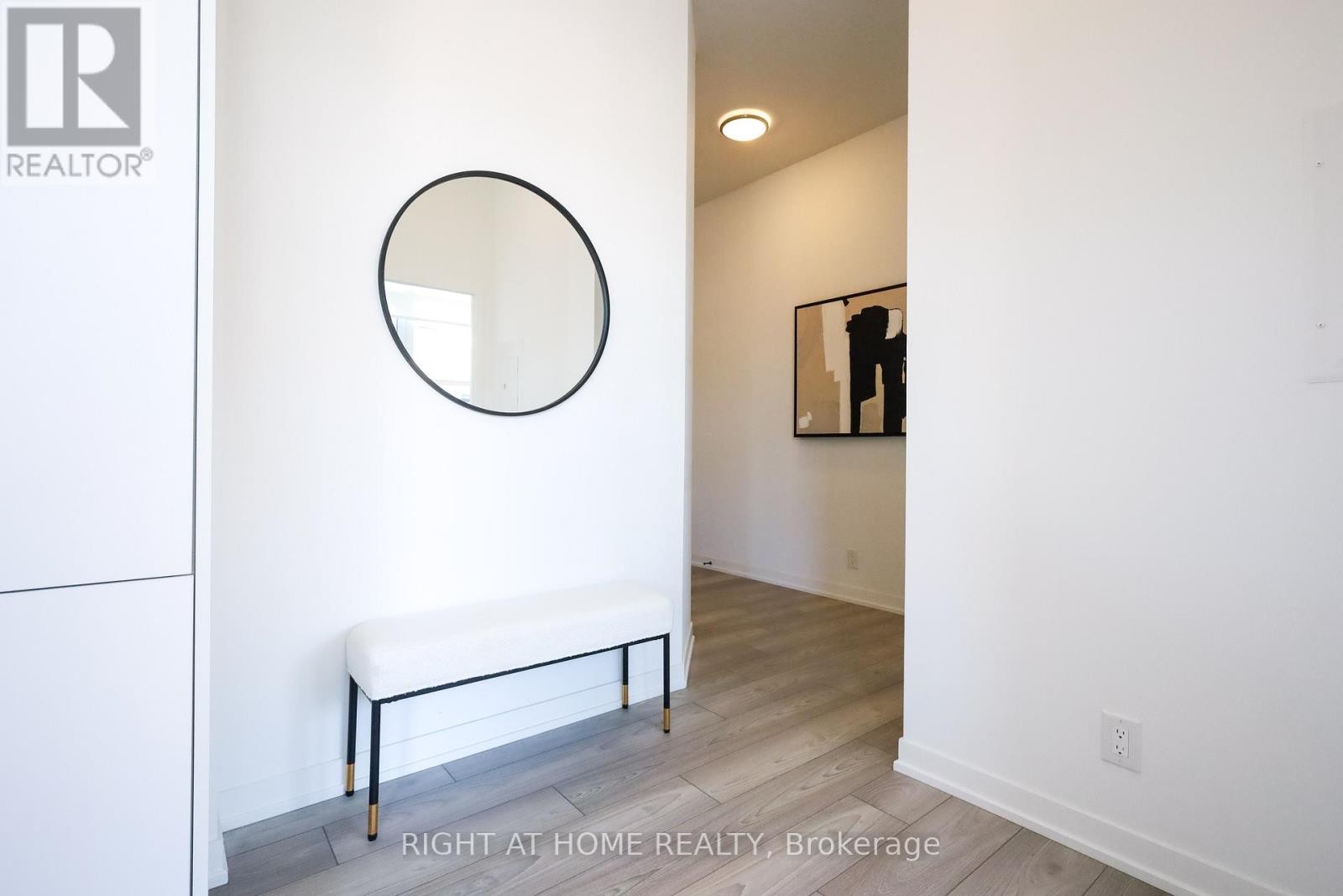 












204 - 285 DUFFERIN STREET

,
Toronto (South Parkdale),




Ontario
M6K1E6

