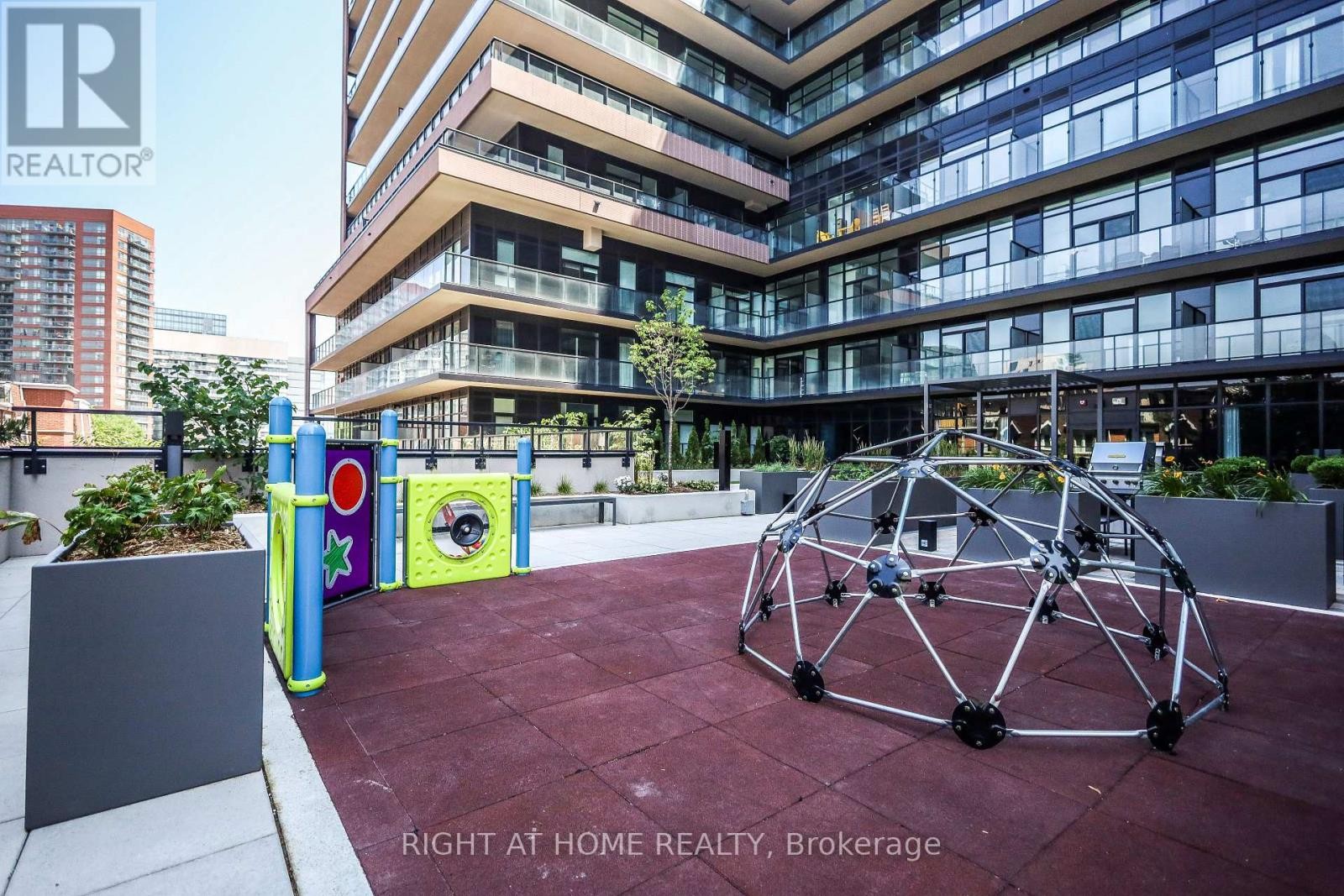 












204 - 285 DUFFERIN STREET

,
Toronto (South Parkdale),




Ontario
M6K1E6

