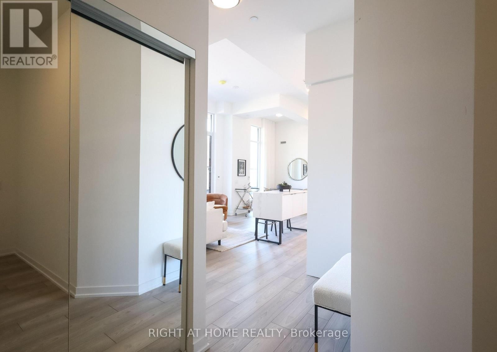 












204 - 285 DUFFERIN STREET

,
Toronto (South Parkdale),




Ontario
M6K1E6

