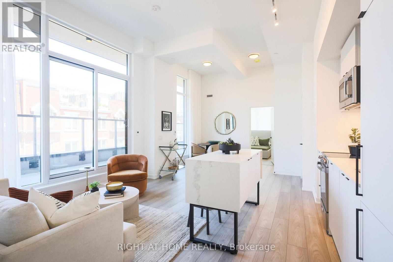 












204 - 285 DUFFERIN STREET

,
Toronto (South Parkdale),




Ontario
M6K1E6

