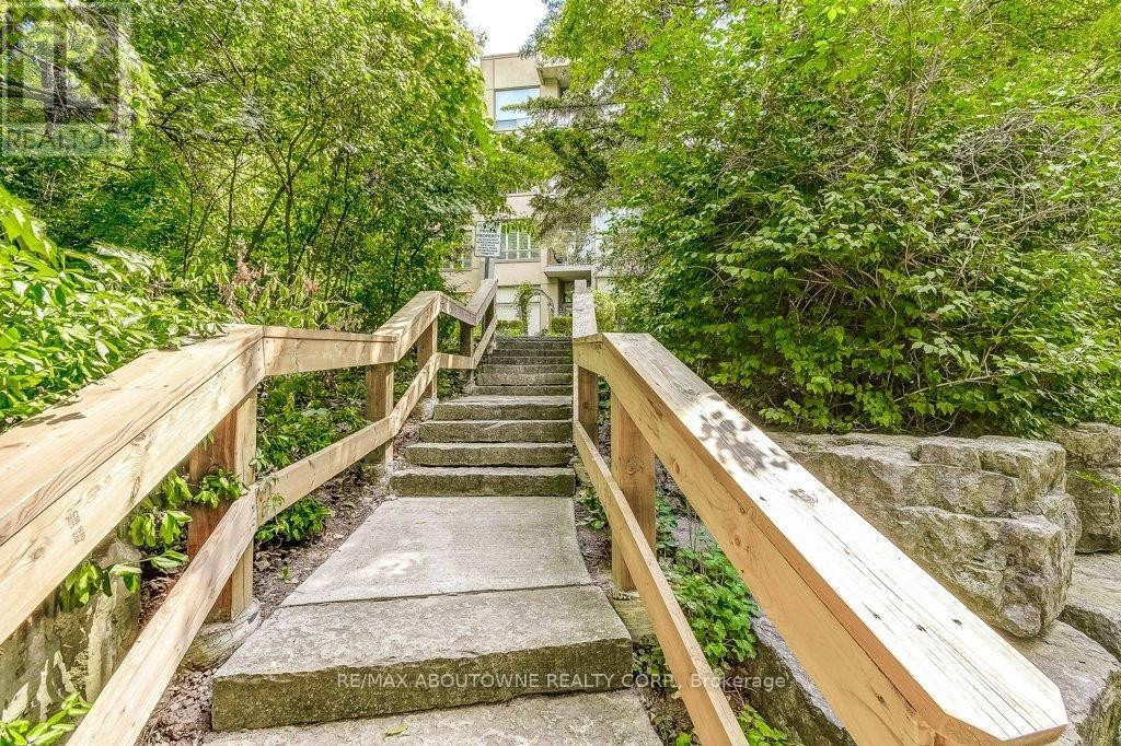 












519 - 2511 LAKESHORE ROAD W

,
Oakville (BR Bronte),




Ontario
L6L6L9

