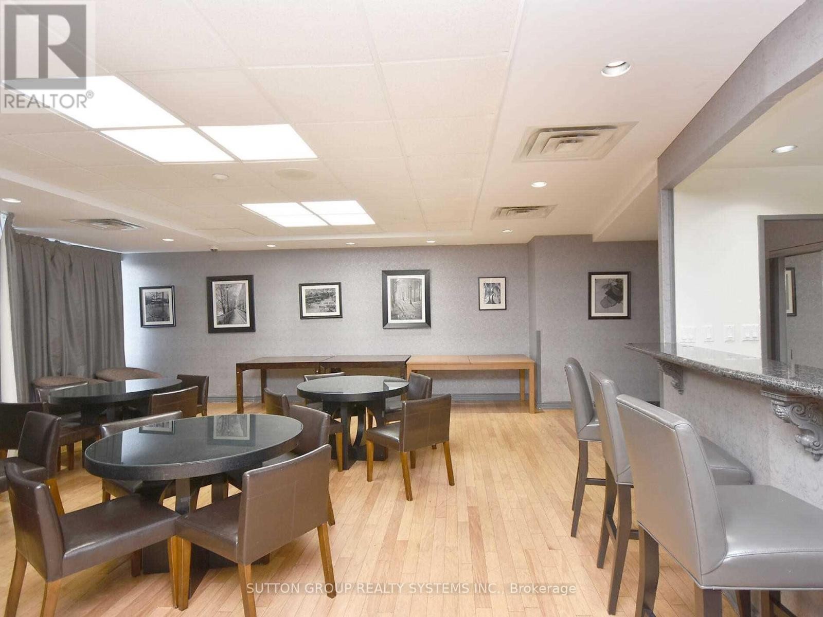 












1805 - 135 HILLCREST AVENUE

,
Mississauga (Cooksville),




Ontario
L5B4B1

