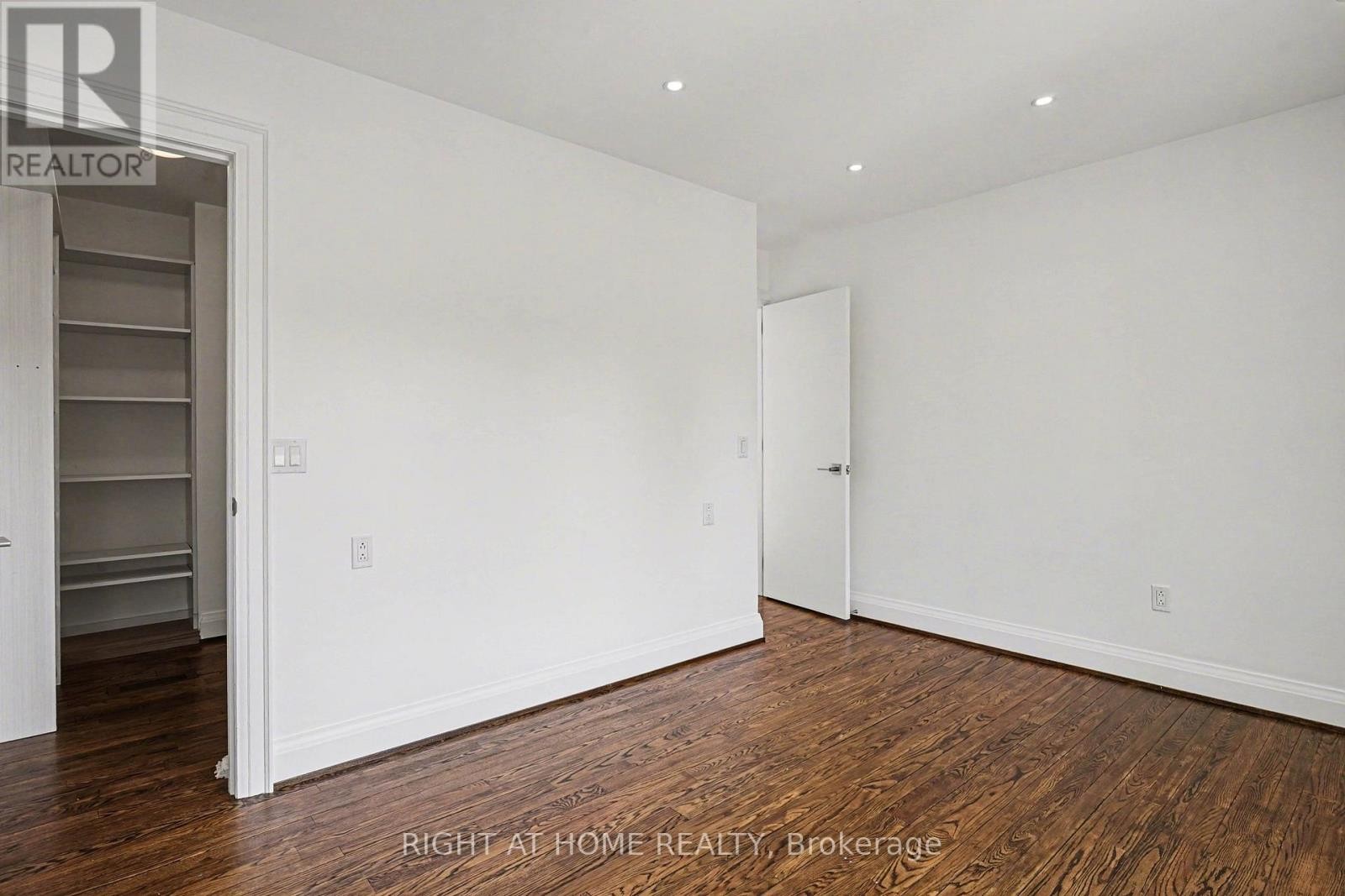












174 ROSETHORN AVENUE

,
Toronto (Weston-Pellam Park),




Ontario
M6N3L4

