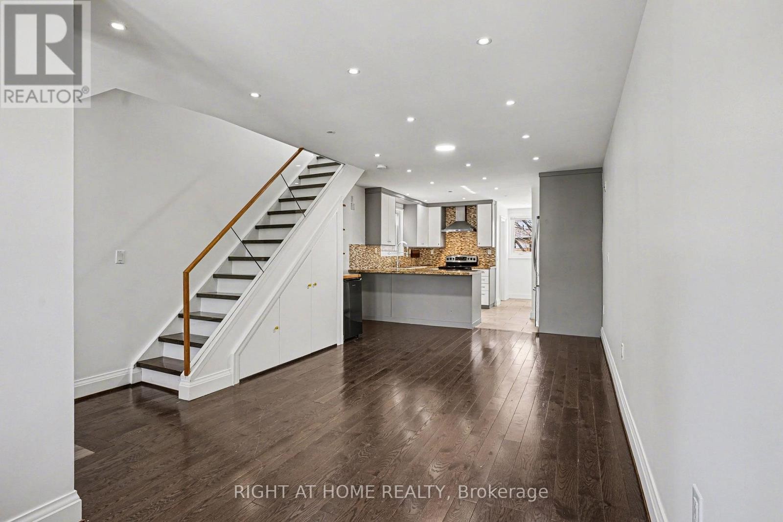 












174 ROSETHORN AVENUE

,
Toronto (Weston-Pellam Park),




Ontario
M6N3L4

