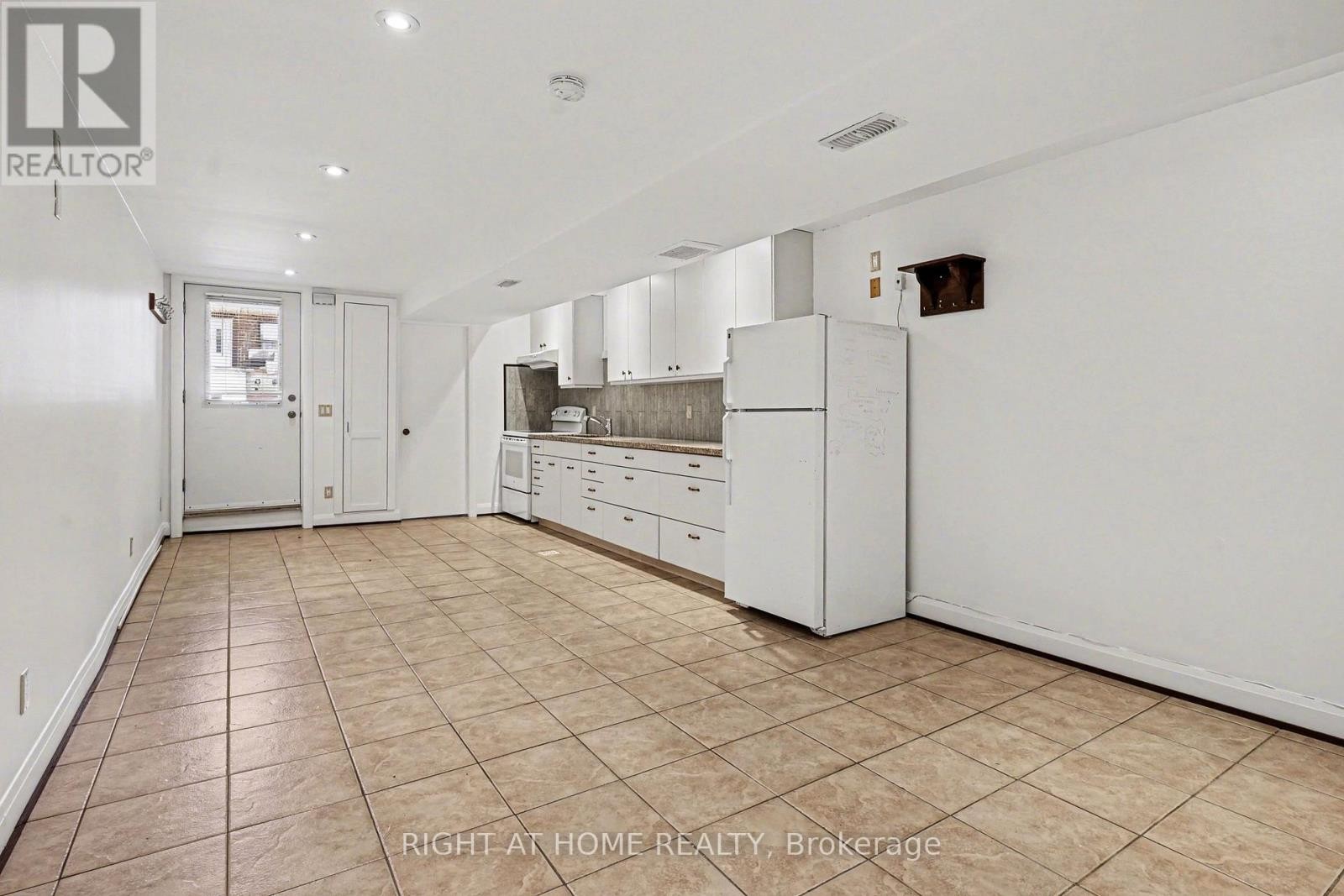 












174 ROSETHORN AVENUE

,
Toronto (Weston-Pellam Park),




Ontario
M6N3L4

