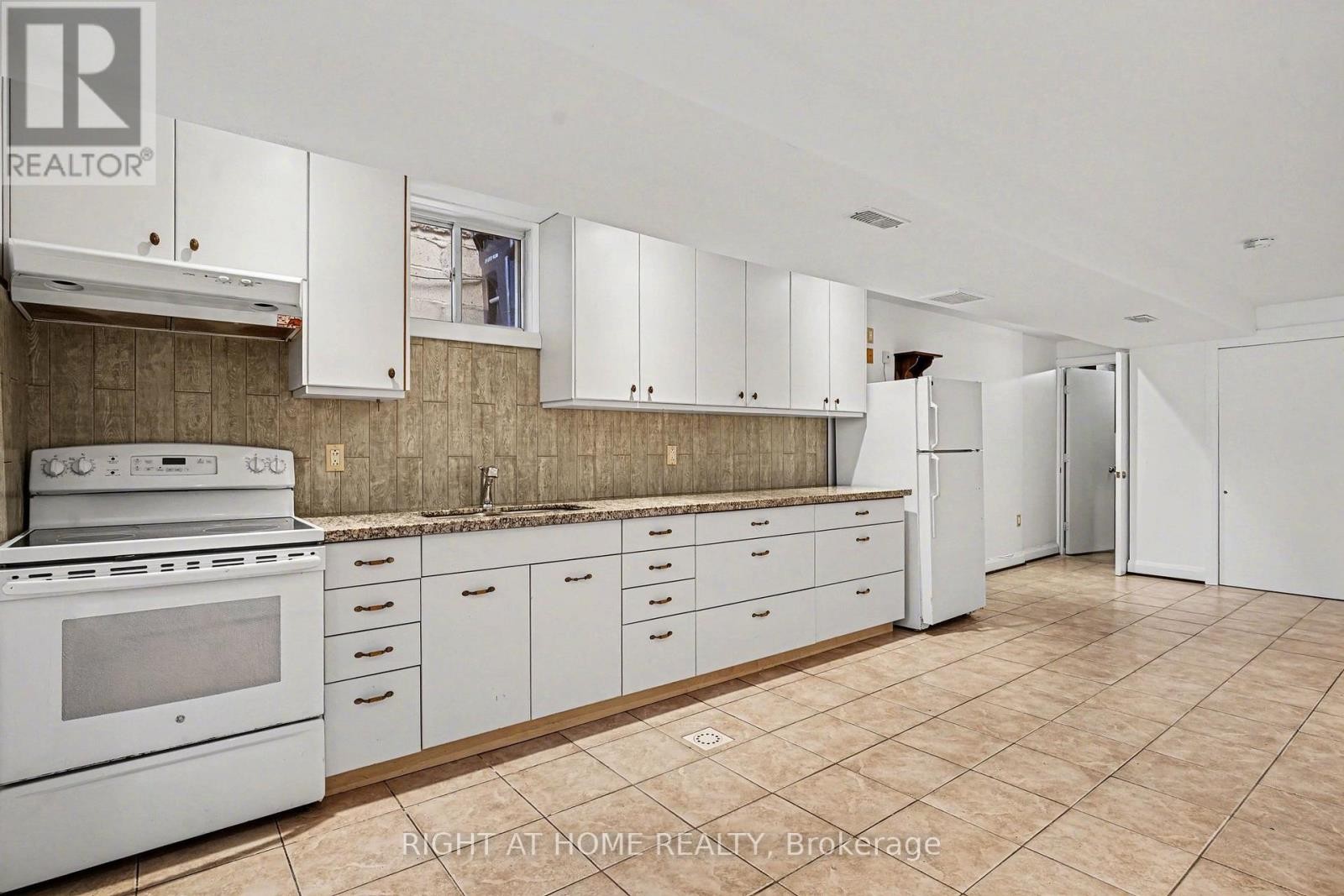 












174 ROSETHORN AVENUE

,
Toronto (Weston-Pellam Park),




Ontario
M6N3L4


