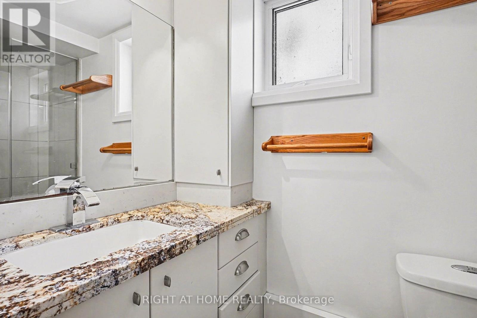 












174 ROSETHORN AVENUE

,
Toronto (Weston-Pellam Park),




Ontario
M6N3L4

