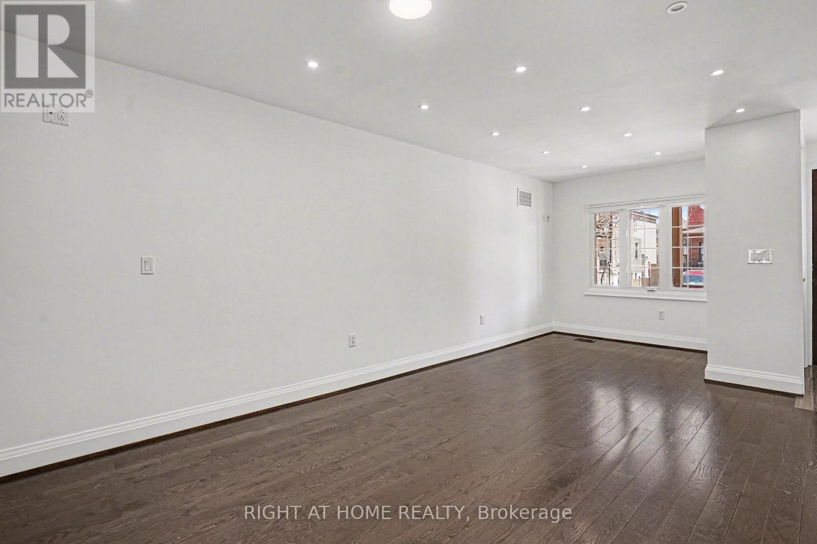 












174 ROSETHORN AVENUE

,
Toronto (Weston-Pellam Park),




Ontario
M6N3L4

