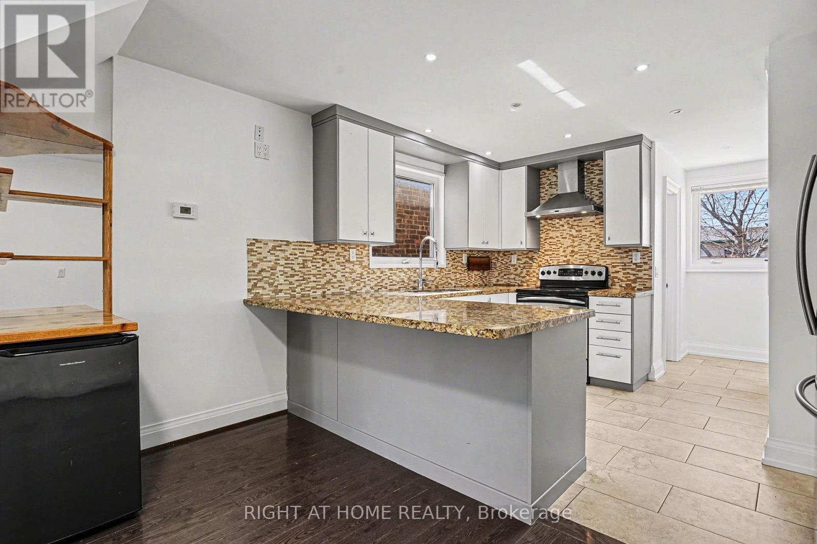 












174 ROSETHORN AVENUE

,
Toronto (Weston-Pellam Park),




Ontario
M6N3L4

