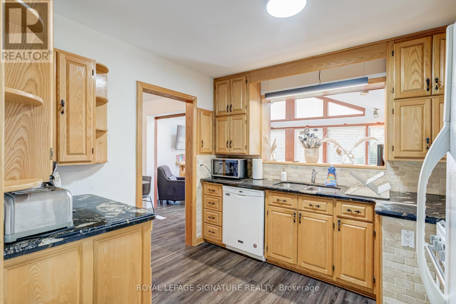 












411 MAPLEHURST AVENUE

,
Oakville (WO West),




Ontario
L6L4Y3

