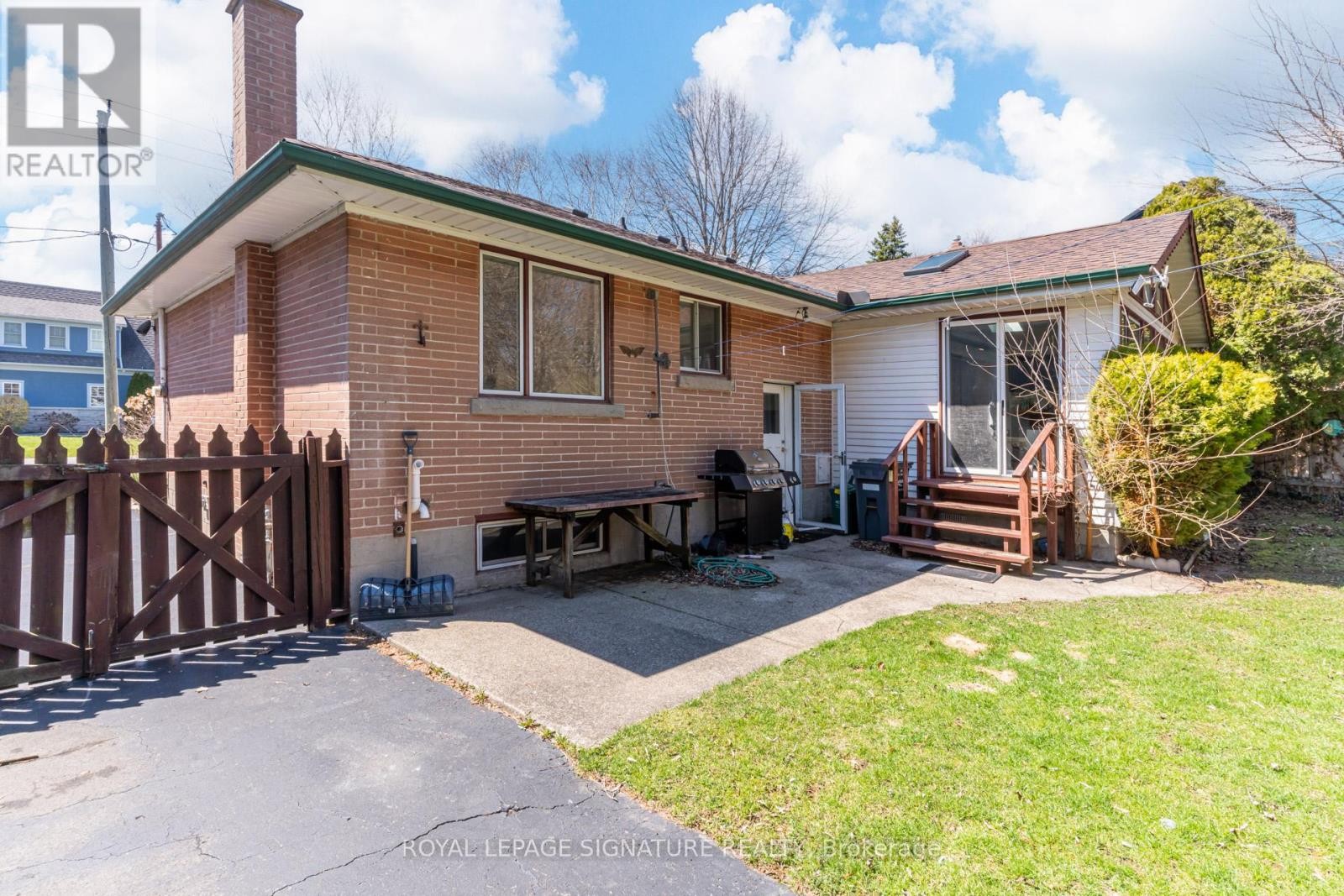 












411 MAPLEHURST AVENUE

,
Oakville (WO West),




Ontario
L6L4Y3

