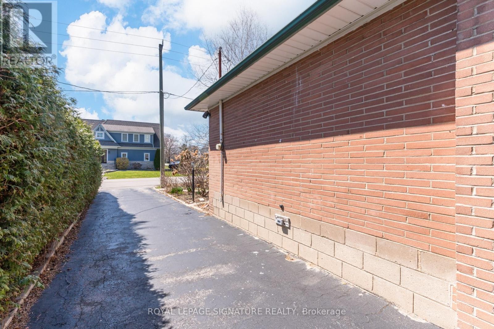 












411 MAPLEHURST AVENUE

,
Oakville (WO West),




Ontario
L6L4Y3

