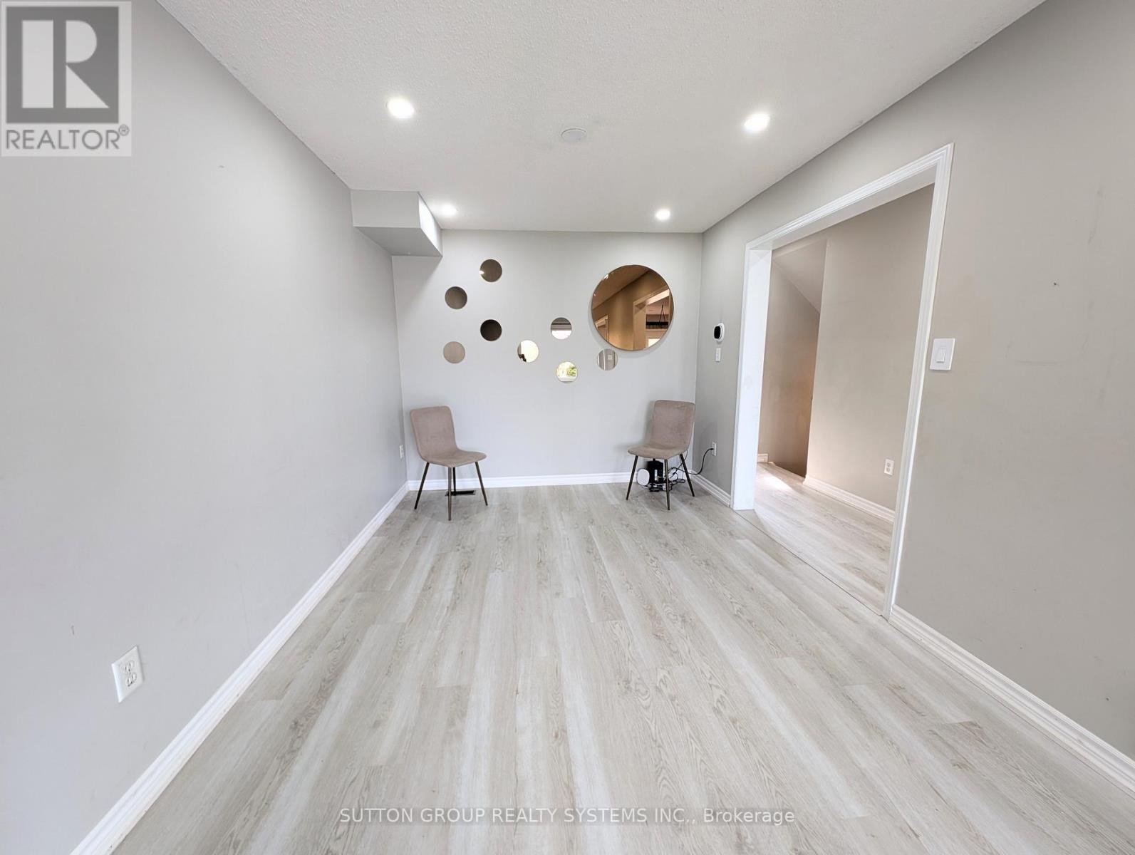 












1411 TOBYN DRIVE

,
Burlington (Tansley),




Ontario
L7M4V7

