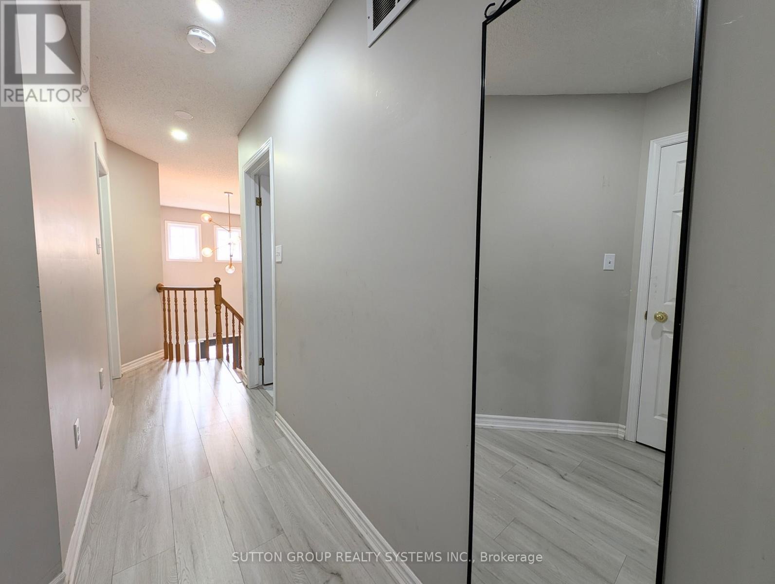 












1411 TOBYN DRIVE

,
Burlington (Tansley),




Ontario
L7M4V7

