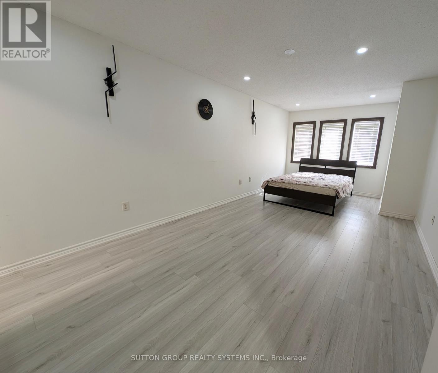 












1411 TOBYN DRIVE

,
Burlington (Tansley),




Ontario
L7M4V7

