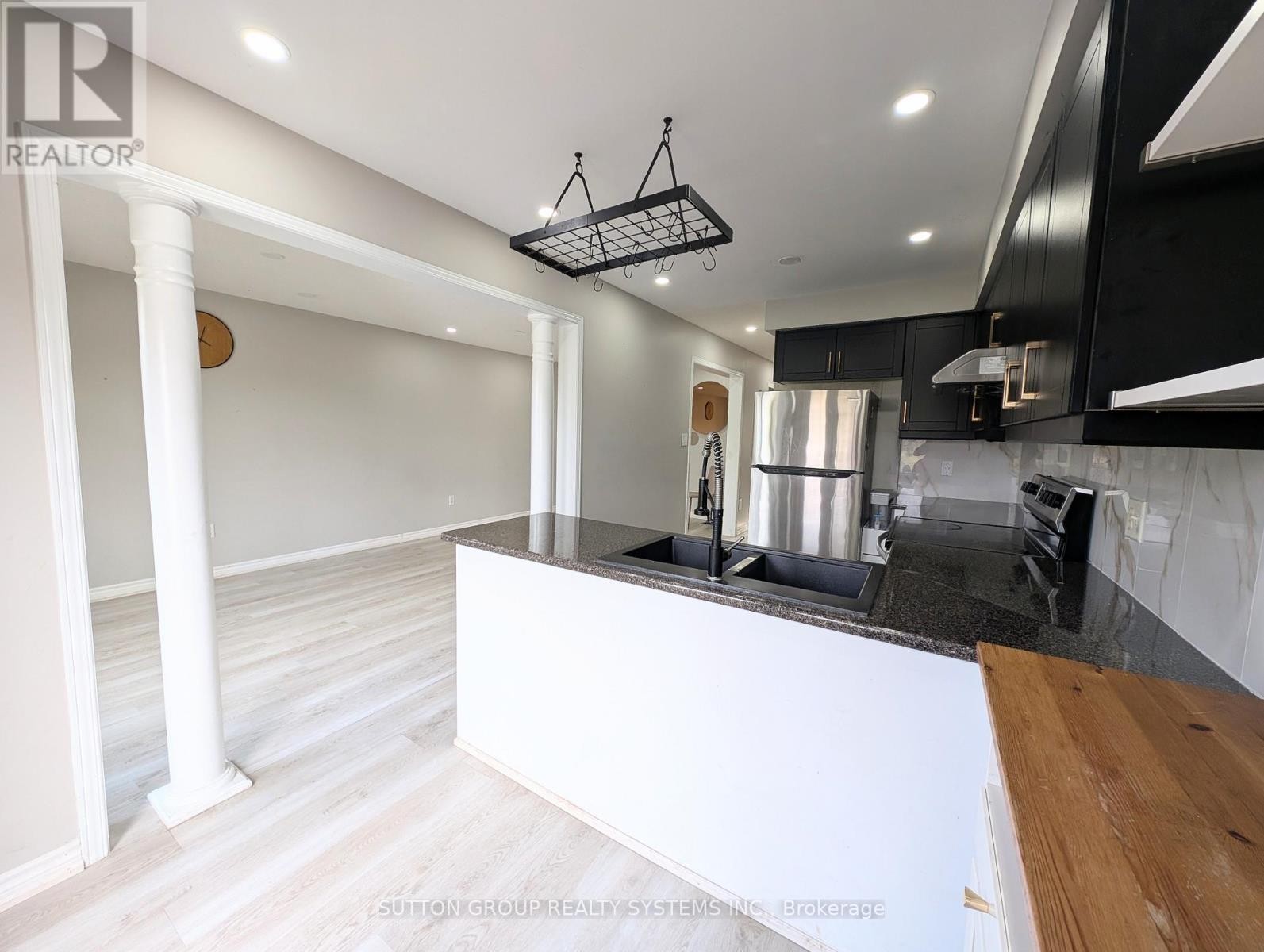 












1411 TOBYN DRIVE

,
Burlington (Tansley),




Ontario
L7M4V7

