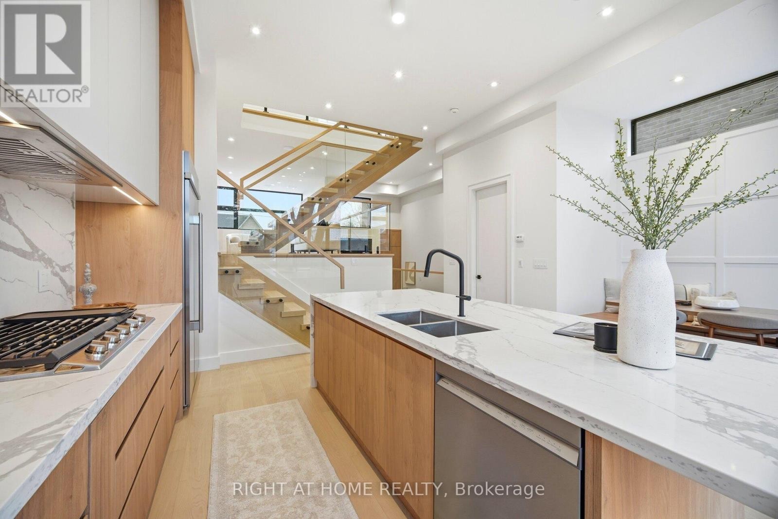 












287 VALERMO DRIVE

,
Toronto (Alderwood),




Ontario
M8W2L2

