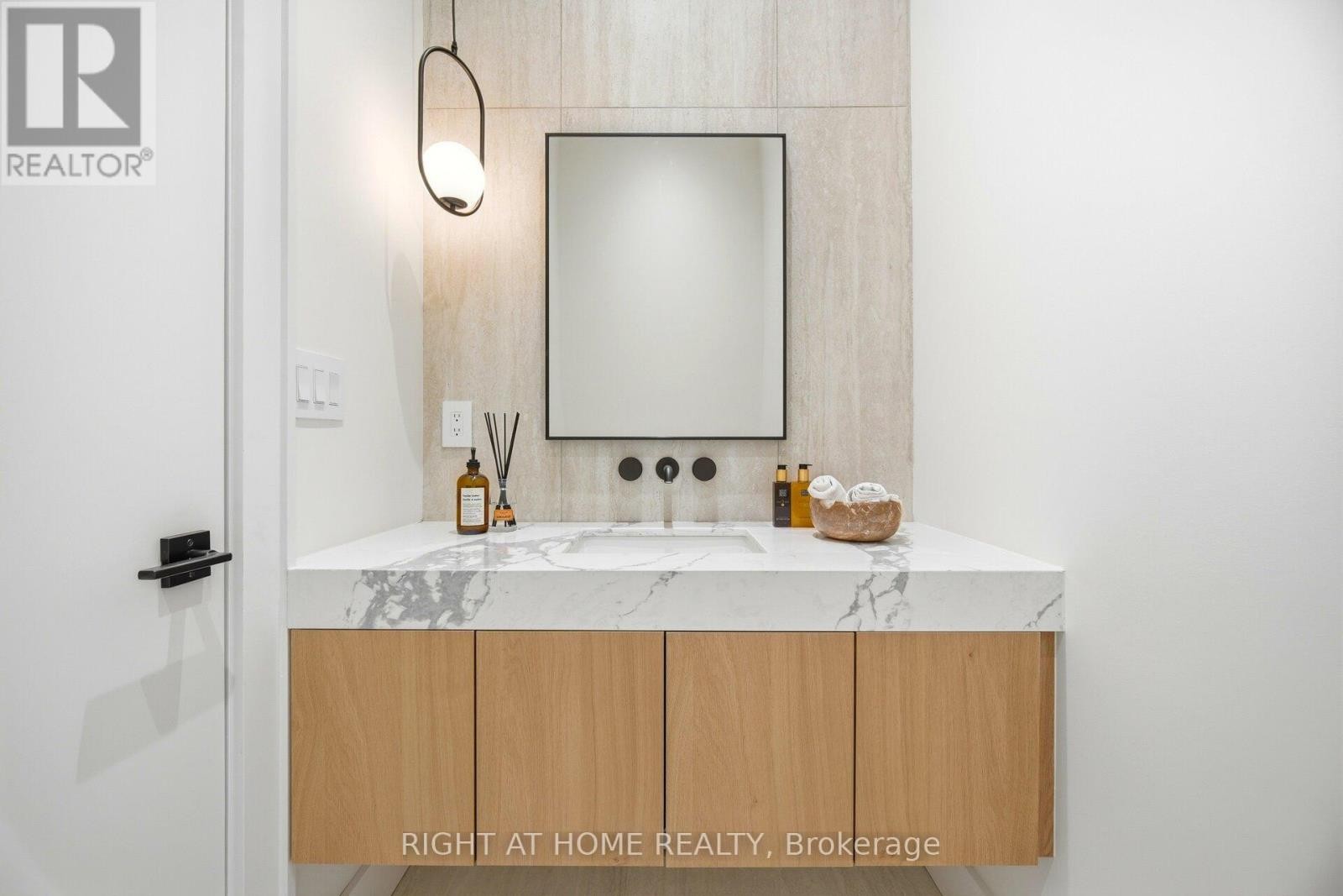 












287 VALERMO DRIVE

,
Toronto (Alderwood),




Ontario
M8W2L2

