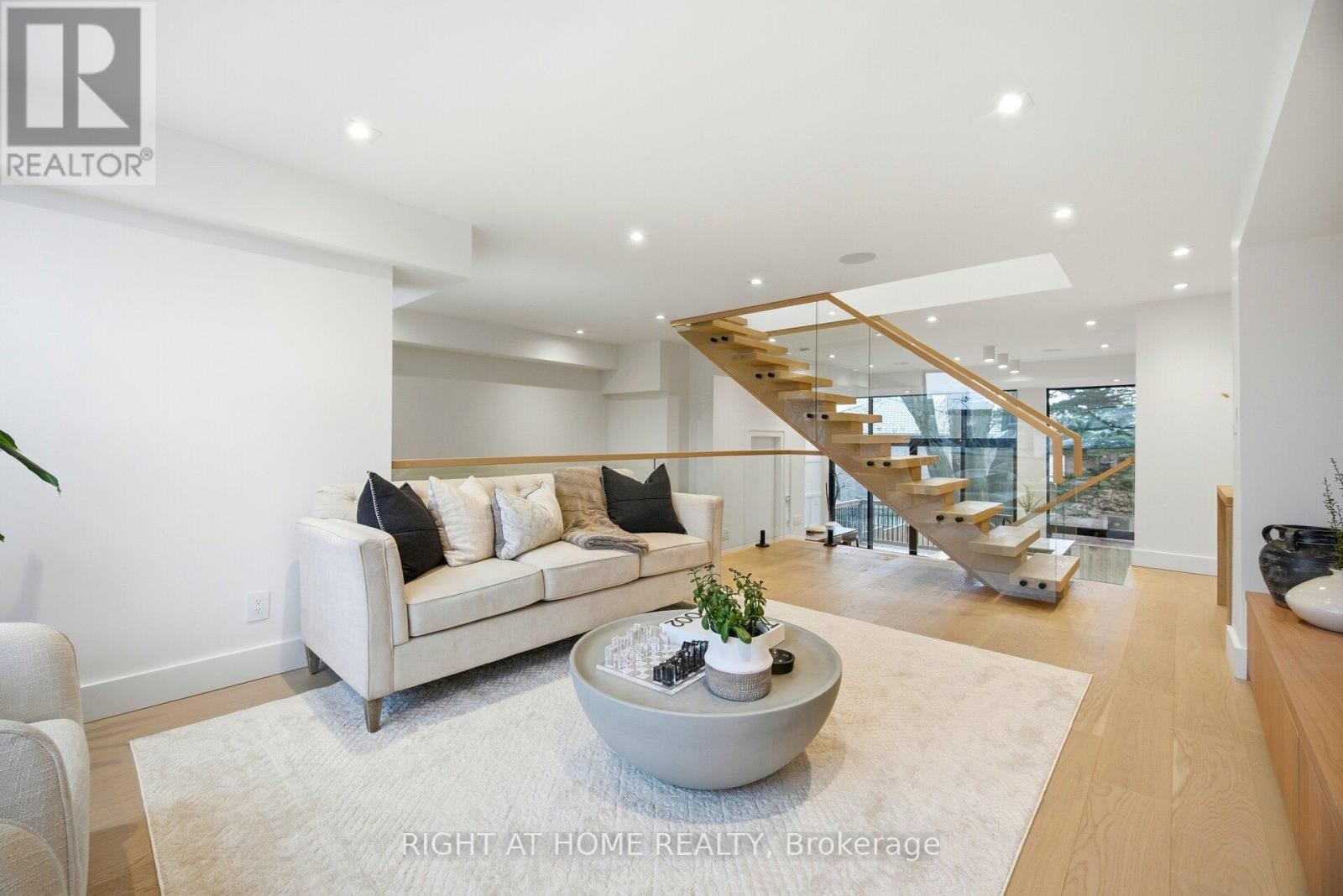 












287 VALERMO DRIVE

,
Toronto (Alderwood),




Ontario
M8W2L2

