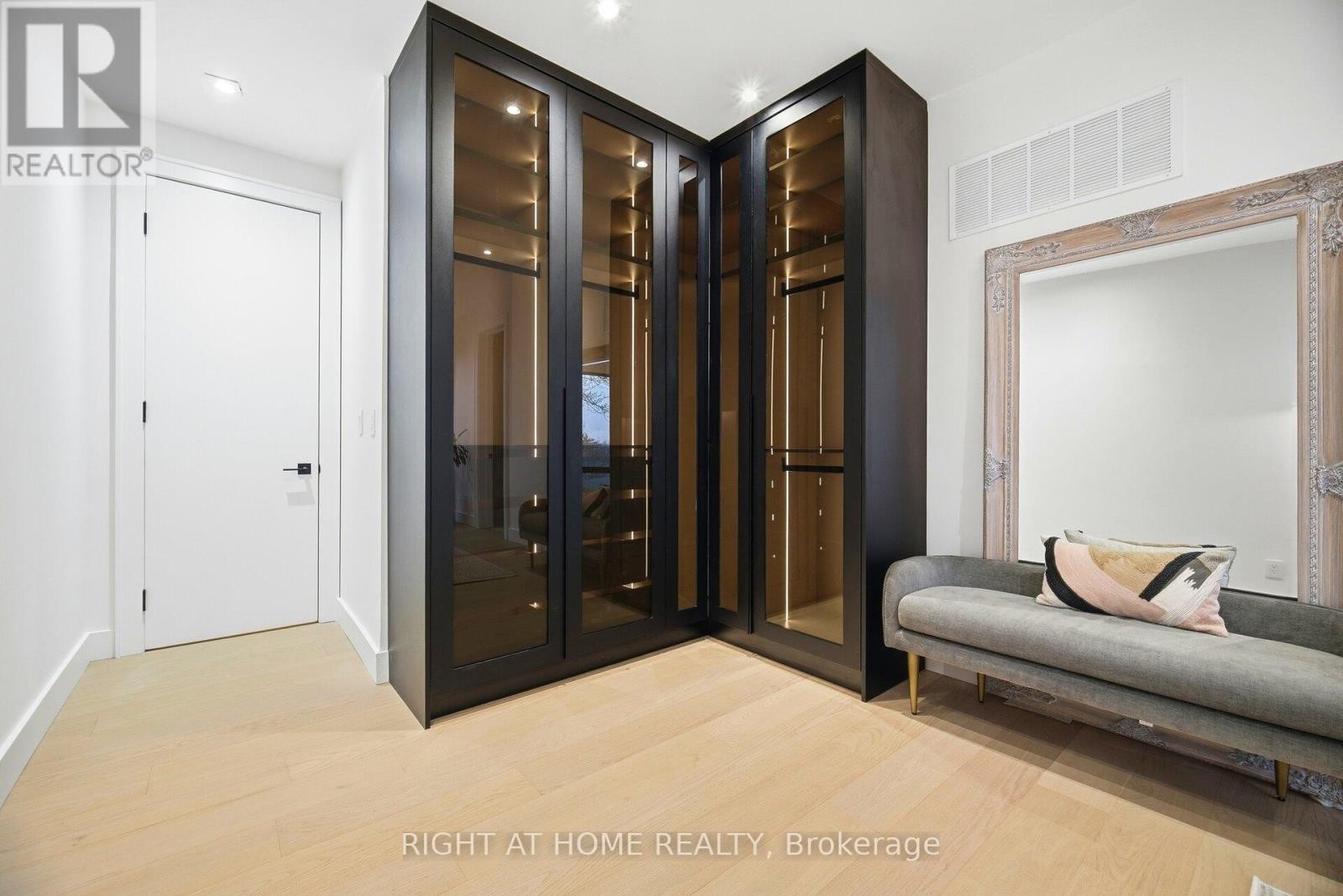 












287 VALERMO DRIVE

,
Toronto (Alderwood),




Ontario
M8W2L2

