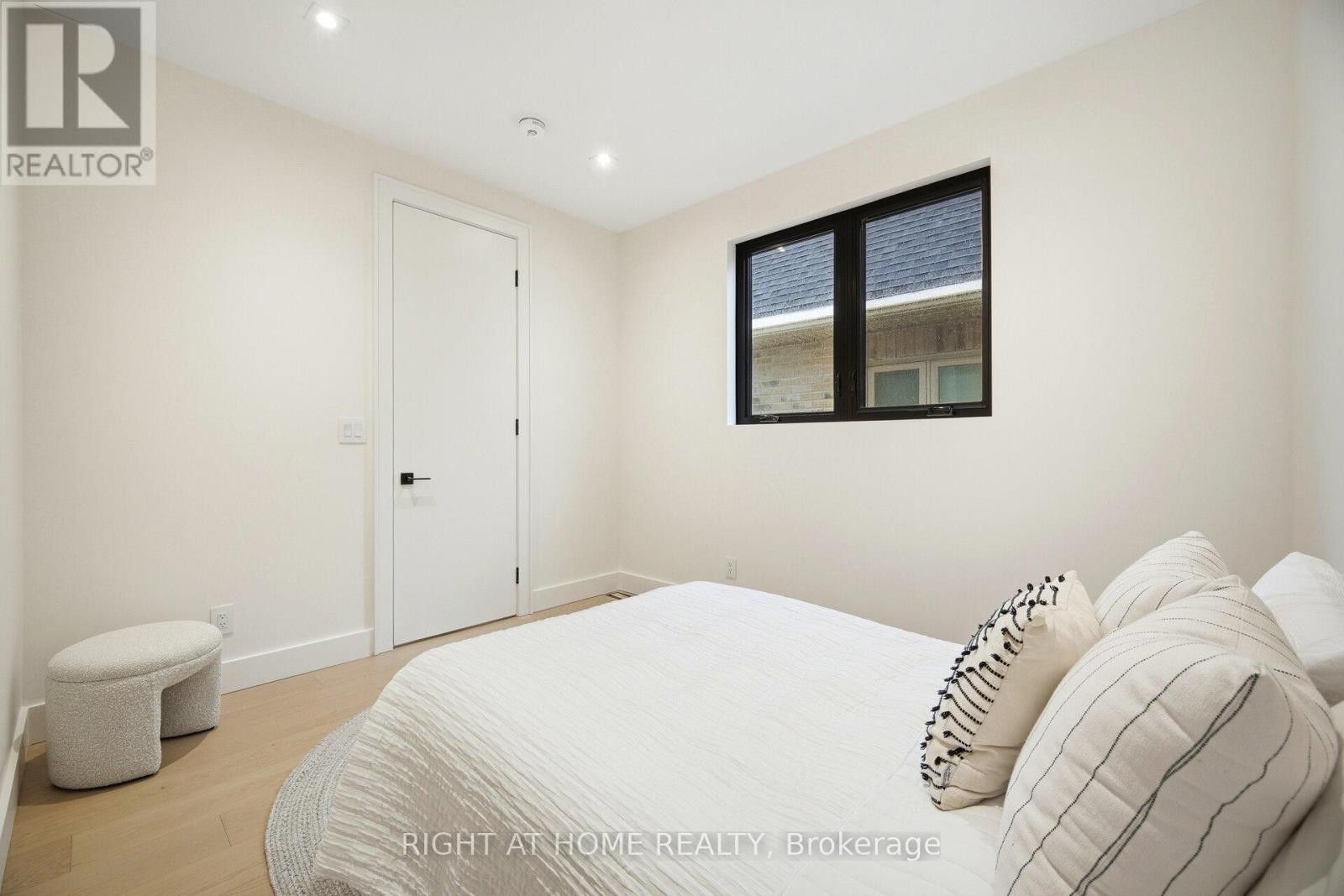 












287 VALERMO DRIVE

,
Toronto (Alderwood),




Ontario
M8W2L2

