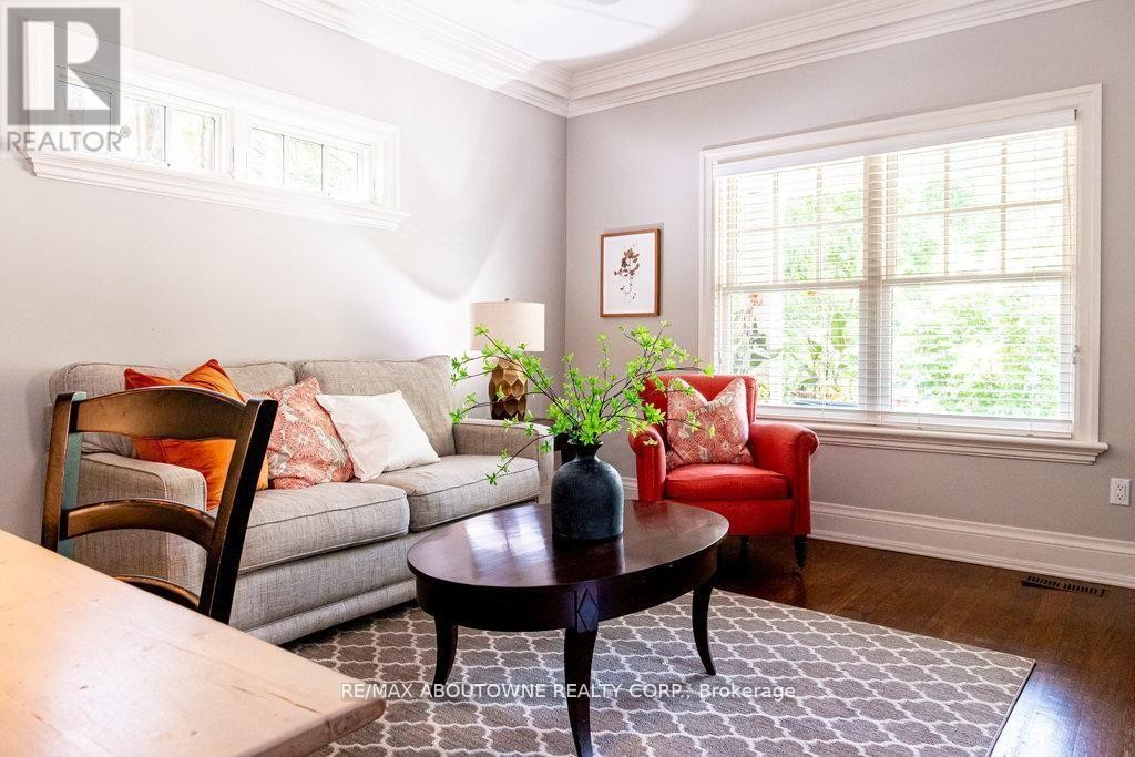 












44 HEAD STREET

,
Oakville (CO Central),




Ontario
L6K1L5

