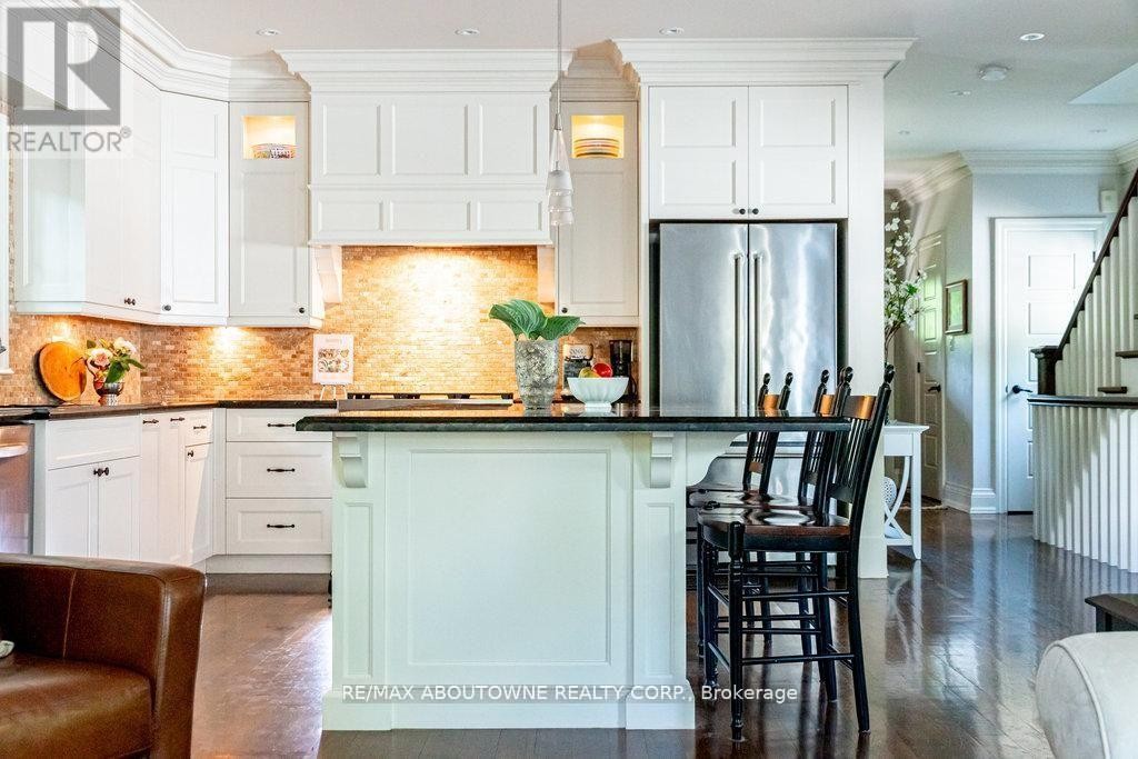 












44 HEAD STREET

,
Oakville (CO Central),




Ontario
L6K1L5

