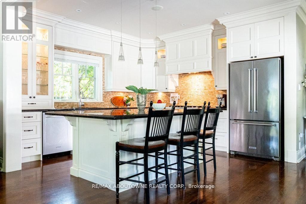 












44 HEAD STREET

,
Oakville (CO Central),




Ontario
L6K1L5

