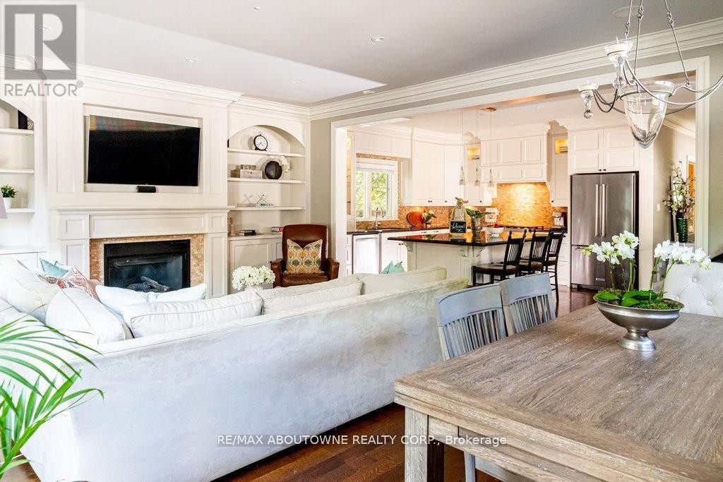 












44 HEAD STREET

,
Oakville (CO Central),




Ontario
L6K1L5

