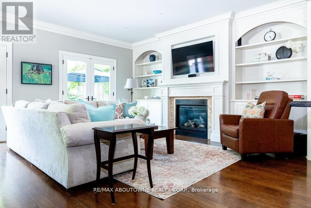 












44 HEAD STREET

,
Oakville (CO Central),




Ontario
L6K1L5

